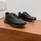 Givenchy/紀梵希新款男士皮革氣墊厚底運動鞋這款運動鞋採用進口柔軟納帕小牛皮鞋面，鞋舌及後跟飾以立體品牌logo標識，搭配橡膠大底，舒適輕便減震。柔軟牛皮內裡，標誌牛皮墊腳，四季專屬打造，上腳舒適透氣！ 碼數：39-40-41-42-43-44 標準皮鞋尺寸（38/45可訂做不退不換） 貨號：SL2306全皮黑色