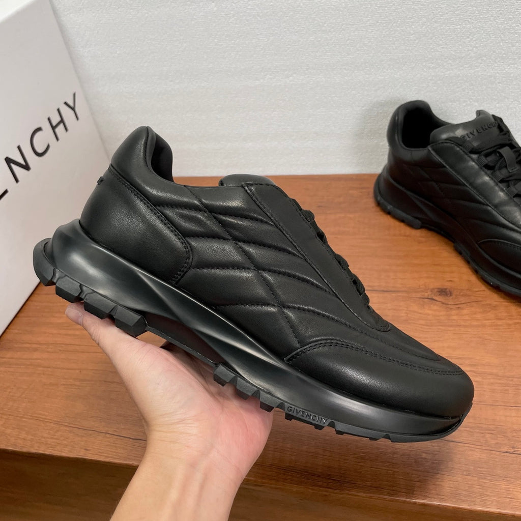 Givenchy/紀梵希新款男士皮革氣墊厚底運動鞋這款運動鞋採用進口柔軟納帕小牛皮鞋面，鞋舌及後跟飾以立體品牌logo標識，搭配橡膠大底，舒適輕便減震。柔軟牛皮內裡，標誌牛皮墊腳，四季專屬打造，上腳舒適透氣！ 碼數：39-40-41-42-43-44 標準皮鞋尺寸（38/45可訂做不退不換） 貨號：SL2306全皮黑色