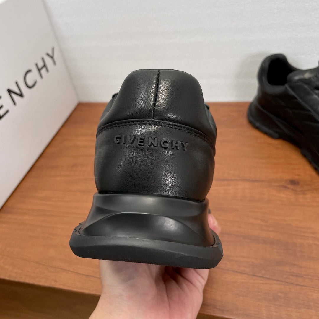 Givenchy/紀梵希新款男士皮革氣墊厚底運動鞋這款運動鞋採用進口柔軟納帕小牛皮鞋面，鞋舌及後跟飾以立體品牌logo標識，搭配橡膠大底，舒適輕便減震。柔軟牛皮內裡，標誌牛皮墊腳，四季專屬打造，上腳舒適透氣！ 碼數：39-40-41-42-43-44 標準皮鞋尺寸（38/45可訂做不退不換） 貨號：SL2306全皮黑色