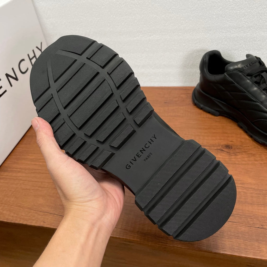 Givenchy/紀梵希新款男士皮革氣墊厚底運動鞋這款運動鞋採用進口柔軟納帕小牛皮鞋面，鞋舌及後跟飾以立體品牌logo標識，搭配橡膠大底，舒適輕便減震。柔軟牛皮內裡，標誌牛皮墊腳，四季專屬打造，上腳舒適透氣！ 碼數：39-40-41-42-43-44 標準皮鞋尺寸（38/45可訂做不退不換） 貨號：SL2306全皮黑色
