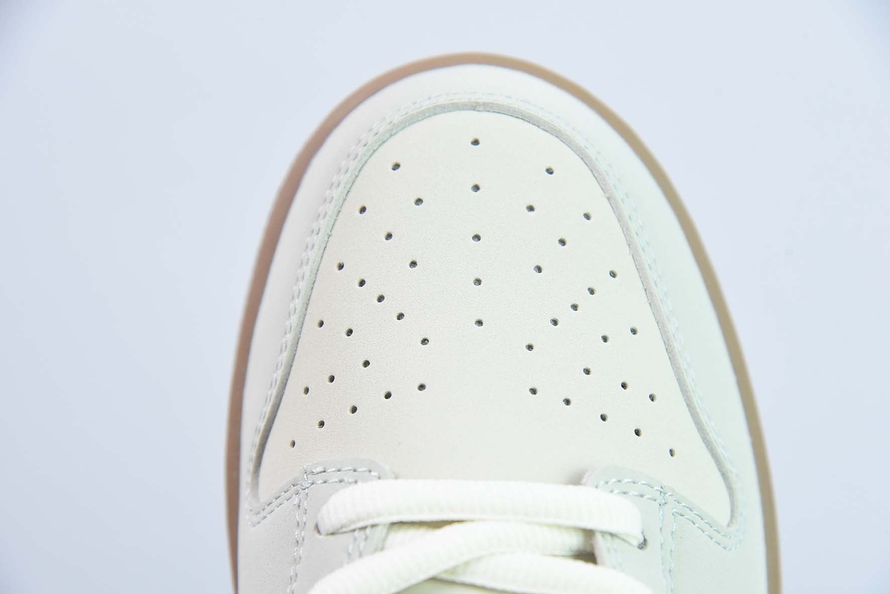 MNH35266941 NIKE SB Dunk Low 運動休閒低筒板鞋大友克洋麂皮米黃貨號：DD5896-020 尺寸：36-45