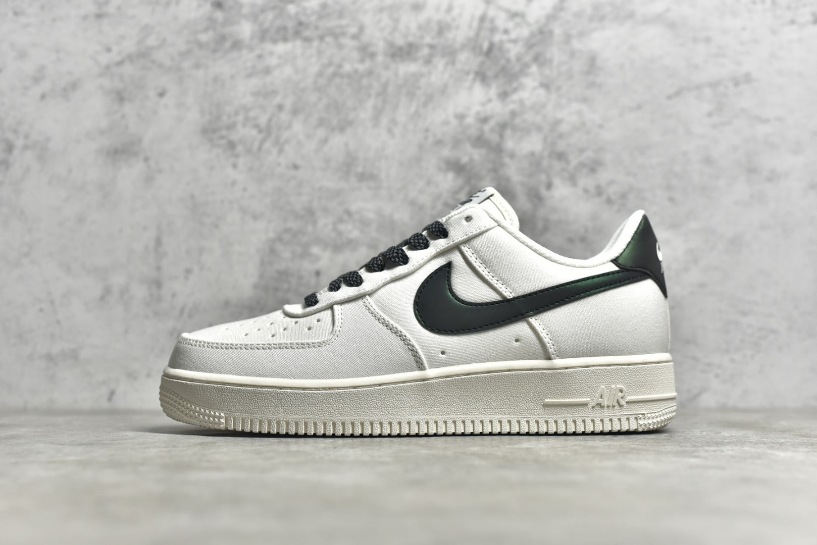 # 公司等級NK Air Force 1 '07 變色龍布面空軍一號低筒休閒板鞋3M反光進口牛筋布原楦頭原紙板純正空軍版型全掌內置全掌氣墊原盒配件原廠中底鋼印拉幫完美貨號：315122-104 SIZE：36 36.5 385 383 383 38383 3. 42 42.5 43 44 45