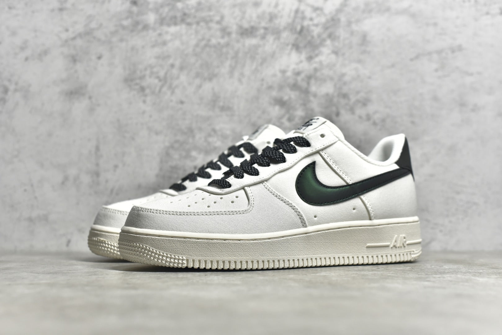 # 公司等級NK Air Force 1 '07 變色龍布面空軍一號低筒休閒板鞋3M反光進口牛筋布原楦頭原紙板純正空軍版型全掌內置全掌氣墊原盒配件原廠中底鋼印拉幫完美貨號：315122-104 SIZE：36 36.5 385 383 383 38383 3. 42 42.5 43 44 45