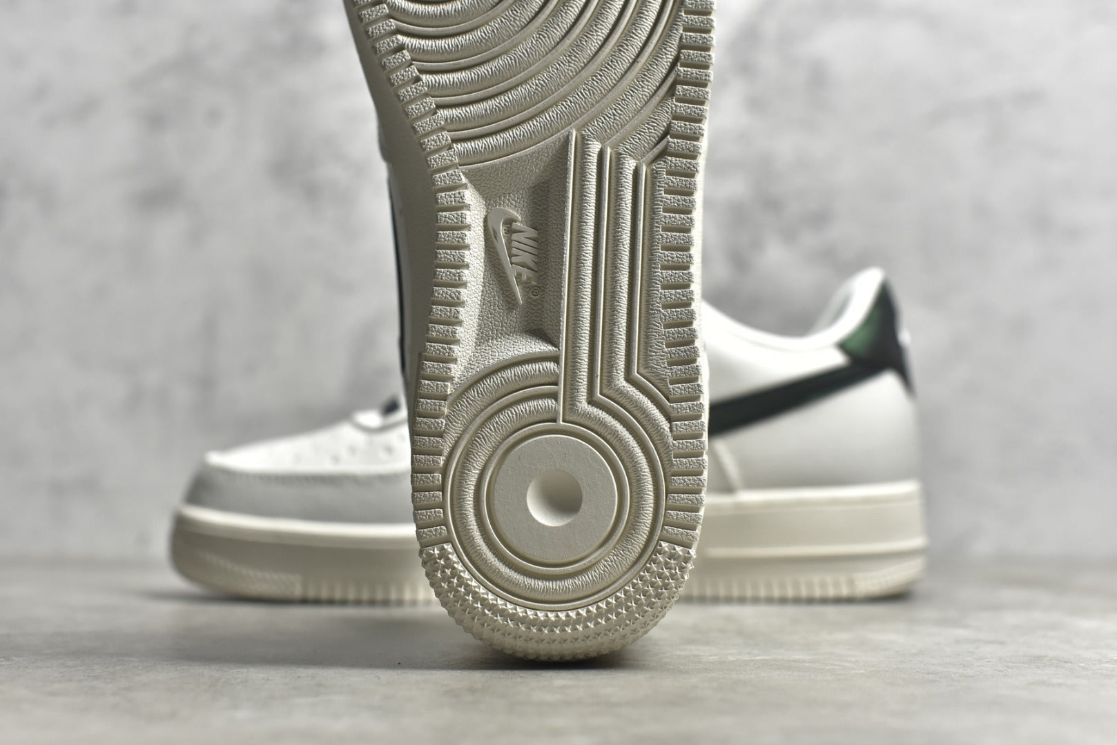 # 公司等級NK Air Force 1 '07 變色龍布面空軍一號低筒休閒板鞋3M反光進口牛筋布原楦頭原紙板純正空軍版型全掌內置全掌氣墊原盒配件原廠中底鋼印拉幫完美貨號：315122-104 SIZE：36 36.5 385 383 383 38383 3. 42 42.5 43 44 45