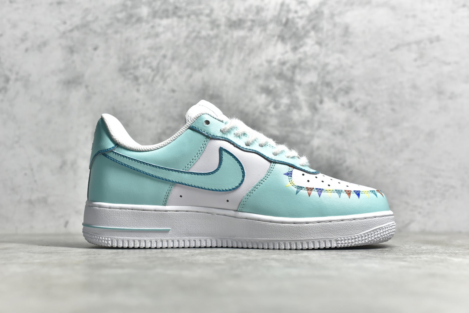 # 公司级别 官方爆款定制 二次元主题 NK Air Force 1 Low’07 马戏团配色 空军一号低帮休闲板鞋 定制皮料 原厂3D打印 定制鞋盒 原楦原纸板 纯正空军版型 内置全掌气垫 货号：CW2288-111 Size：36 36.5 37.5 38 38.5 39 40 40.5 41 42 42.5 43 44 44.5 45