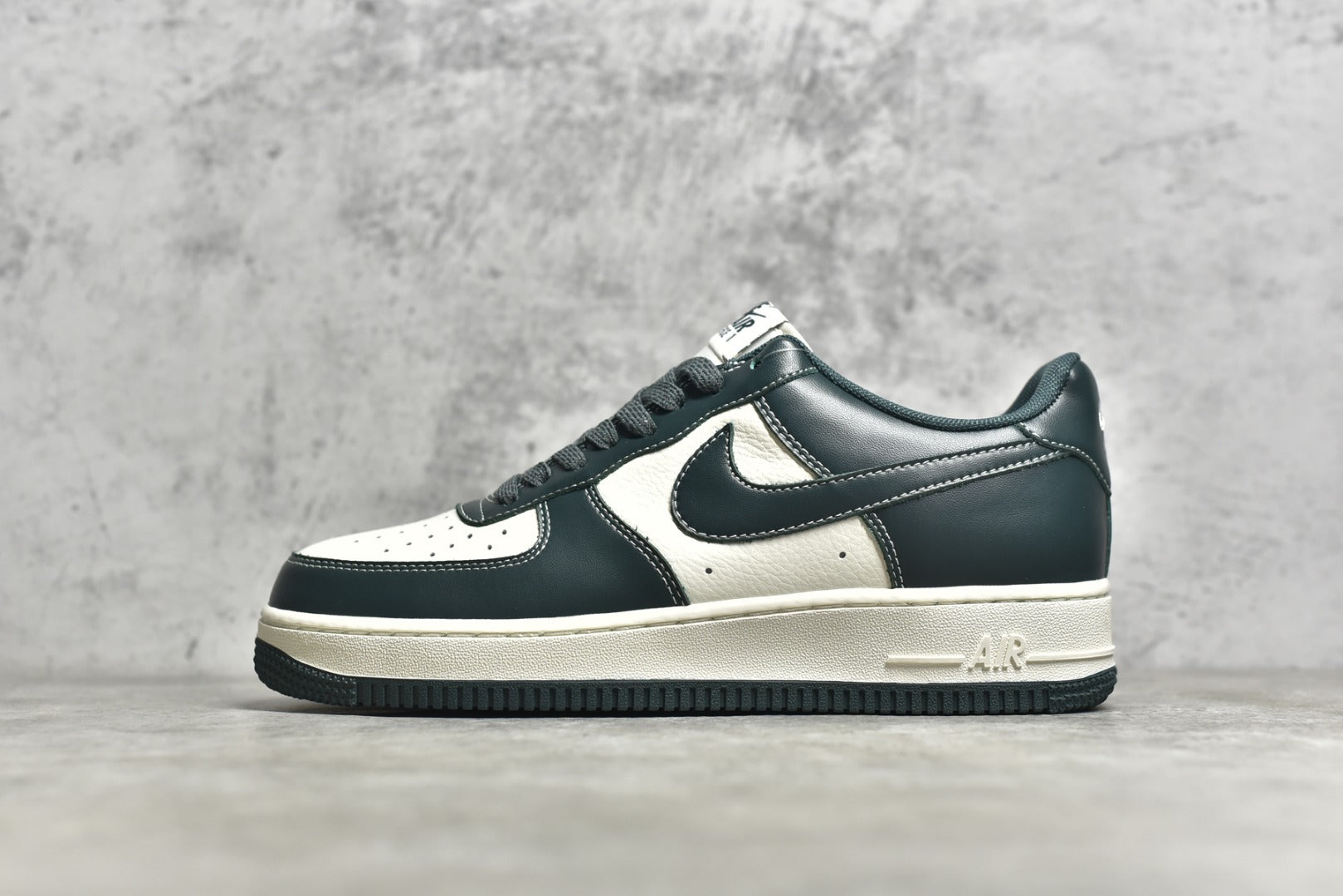 # 公司等級NK Air Force 1 Low '07 米墨綠滿天星配色空軍一號低筒休閒板鞋原廠訂製皮料定製鞋盒原楦原紙板純正版型高清潔度內置全掌氣墊（附贈鞋帶一副）貨號：LU6965-756 Size：36 36.5 37.536.5 37.5 383 4536. 42.5 43 44 44.5 45