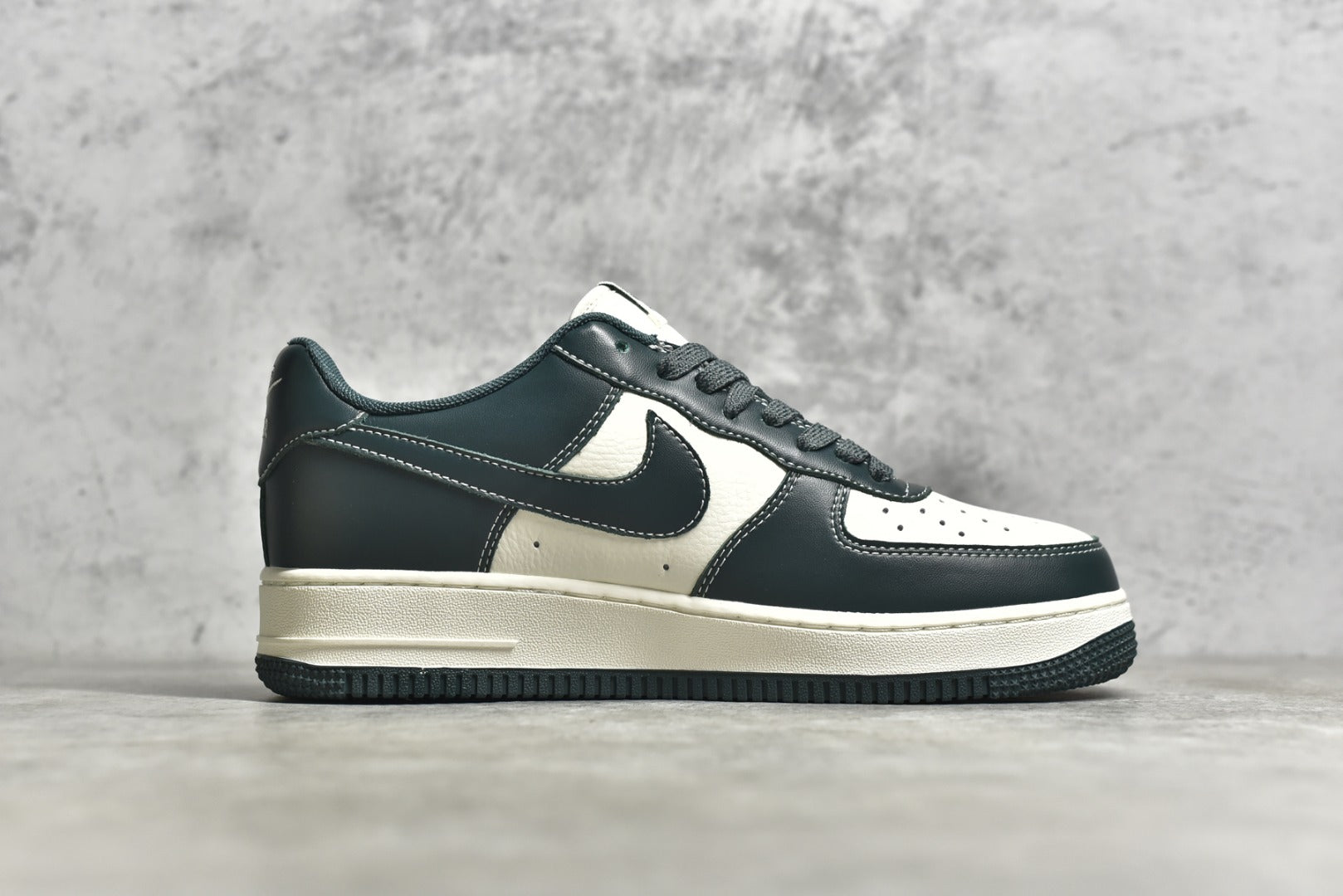 # 公司等級NK Air Force 1 Low '07 米墨綠滿天星配色空軍一號低筒休閒板鞋原廠訂製皮料定製鞋盒原楦原紙板純正版型高清潔度內置全掌氣墊（附贈鞋帶一副）貨號：LU6965-756 Size：36 36.5 37.536.5 37.5 383 4536. 42.5 43 44 44.5 45