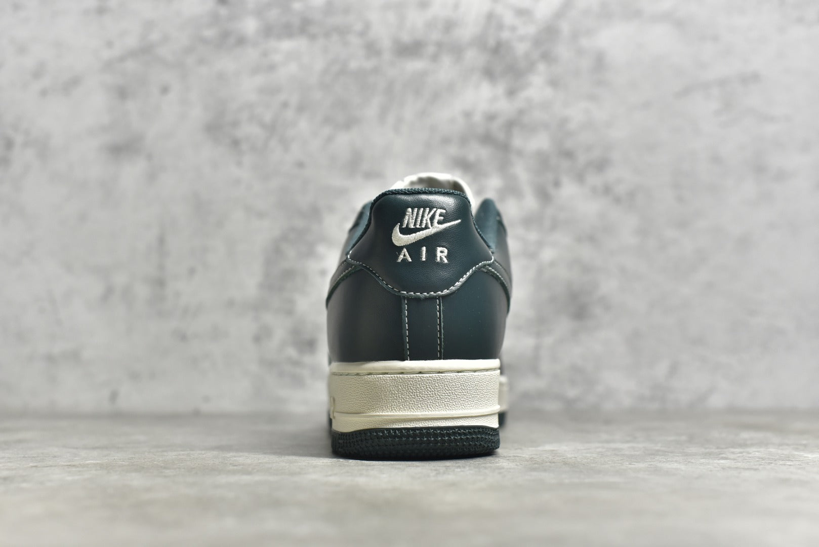 # 公司等級NK Air Force 1 Low '07 米墨綠滿天星配色空軍一號低筒休閒板鞋原廠訂製皮料定製鞋盒原楦原紙板純正版型高清潔度內置全掌氣墊（附贈鞋帶一副）貨號：LU6965-756 Size：36 36.5 37.536.5 37.5 383 4536. 42.5 43 44 44.5 45