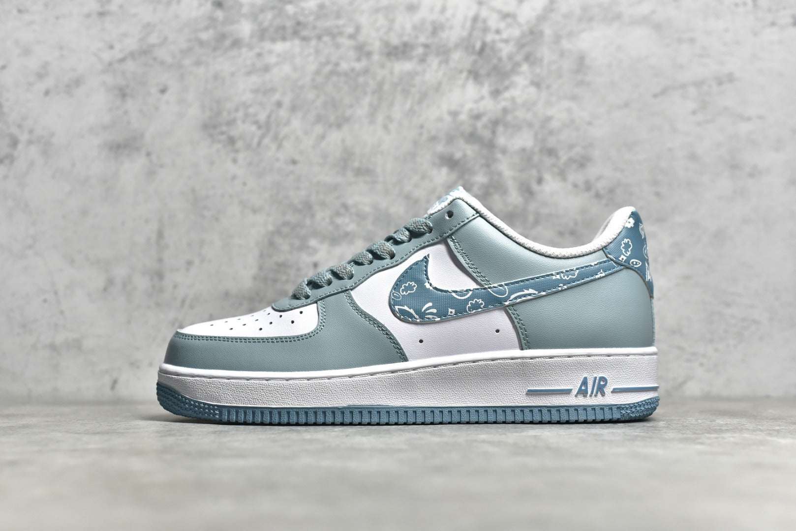 # 公司等級NK Air Force 1 Low '07 白藍色腰果花配色空軍一號低筒休閒板鞋原廠訂製皮料訂製腰果花鞋盒原楦原紙板純正版型正品NFC感應晶片高清潔度內建全掌氣墊貨號：XM9612-092 Size：36 36.5 38385 383. 42 42.5 43 44 44.5 45