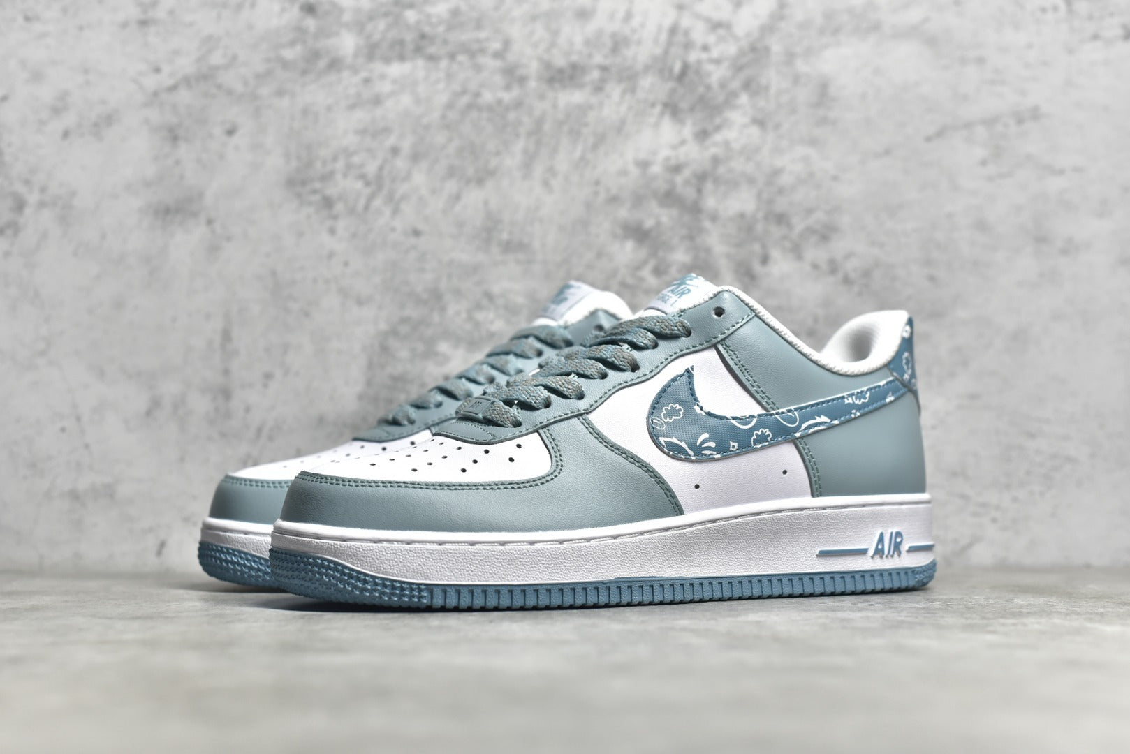 # 公司等級NK Air Force 1 Low '07 白藍色腰果花配色空軍一號低筒休閒板鞋原廠訂製皮料訂製腰果花鞋盒原楦原紙板純正版型正品NFC感應晶片高清潔度內建全掌氣墊貨號：XM9612-092 Size：36 36.5 38385 383. 42 42.5 43 44 44.5 45