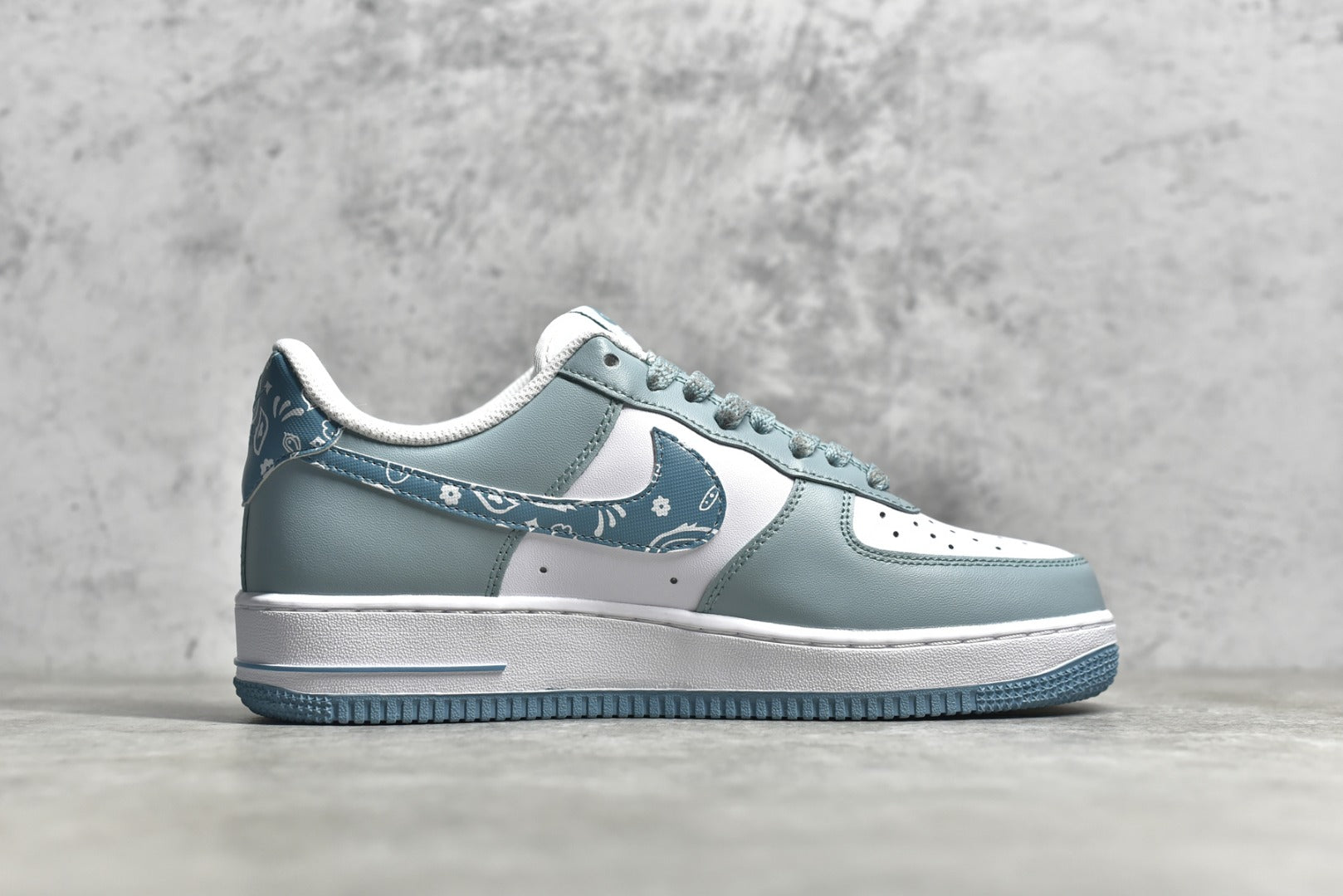 # 公司等級NK Air Force 1 Low '07 白藍色腰果花配色空軍一號低筒休閒板鞋原廠訂製皮料訂製腰果花鞋盒原楦原紙板純正版型正品NFC感應晶片高清潔度內建全掌氣墊貨號：XM9612-092 Size：36 36.5 38385 383. 42 42.5 43 44 44.5 45