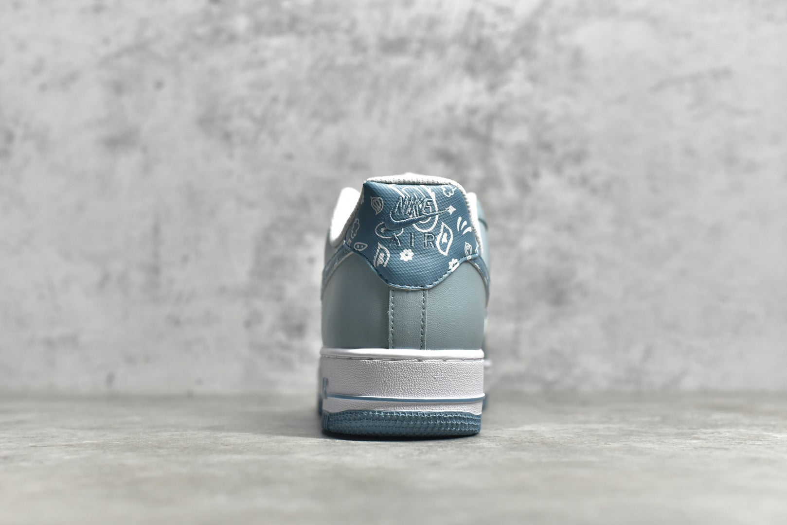 # 公司等級NK Air Force 1 Low '07 白藍色腰果花配色空軍一號低筒休閒板鞋原廠訂製皮料訂製腰果花鞋盒原楦原紙板純正版型正品NFC感應晶片高清潔度內建全掌氣墊貨號：XM9612-092 Size：36 36.5 38385 383. 42 42.5 43 44 44.5 45