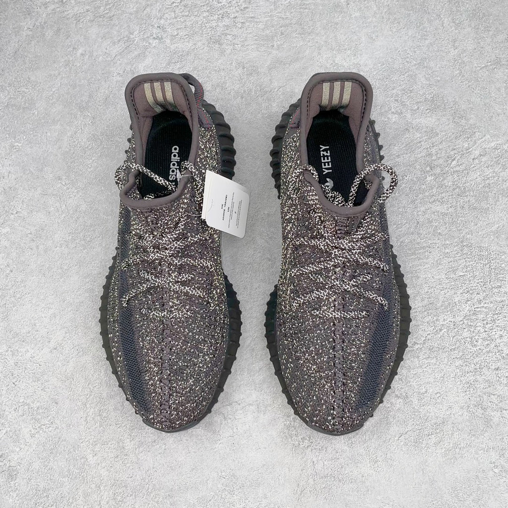 純原版Yeezy Boost 350 V2 黑滿天星貨號：FU9007全套原楦原紙版原鞋開模完美打造採用辰元飛織魚絲網原廠面非進口機台大底原廠半透明RB巴斯夫滿釘大底原廠東莞百宏3M反光鞋帶質感一致原廠鑫成新粉原鞋墊LOGO膠漿印花鈦金針與高士馬克線針車精工打造一切遵循原廠指令單採購同源原材採購全套原廠進口材料原紙版原楦頭一切同源公司大幾率過驗混賣無壓力