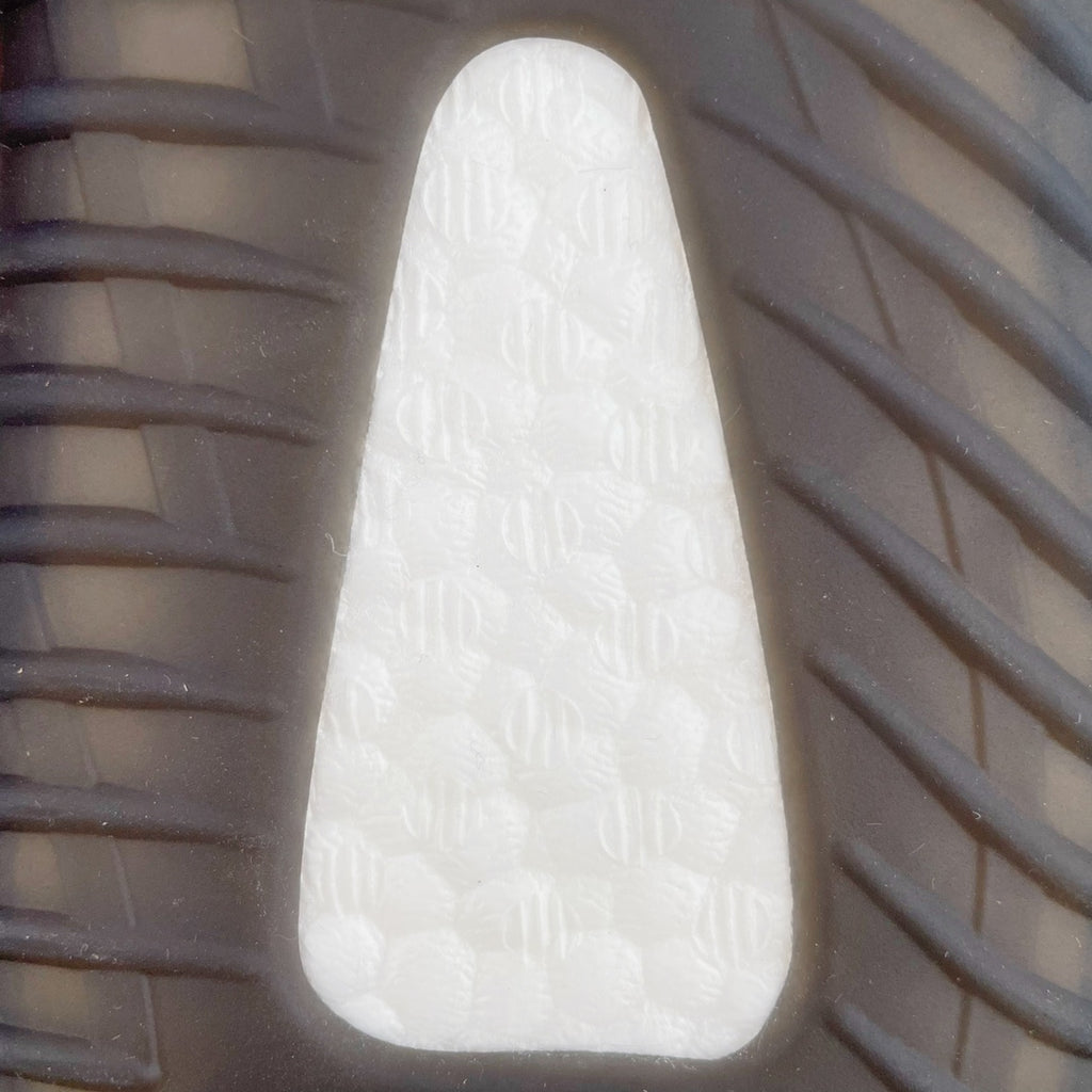 純原版Yeezy Boost 350 V2 黑滿天星貨號：FU9007全套原楦原紙版原鞋開模完美打造採用辰元飛織魚絲網原廠面非進口機台大底原廠半透明RB巴斯夫滿釘大底原廠東莞百宏3M反光鞋帶質感一致原廠鑫成新粉原鞋墊LOGO膠漿印花鈦金針與高士馬克線針車精工打造一切遵循原廠指令單採購同源原材採購全套原廠進口材料原紙版原楦頭一切同源公司大幾率過驗混賣無壓力