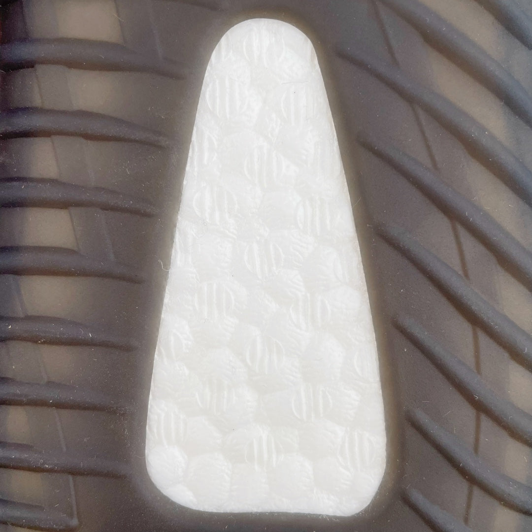 純原版Yeezy Boost 350 V2 黑滿天星貨號：FU9007全套原楦原紙版原鞋開模完美打造採用辰元飛織魚絲網原廠面非進口機台大底原廠半透明RB巴斯夫滿釘大底原廠東莞百宏3M反光鞋帶質感一致原廠鑫成新粉原鞋墊LOGO膠漿印花鈦金針與高士馬克線針車精工打造一切遵循原廠指令單採購同源原材採購全套原廠進口材料原紙版原楦頭一切同源公司大幾率過驗混賣無壓力