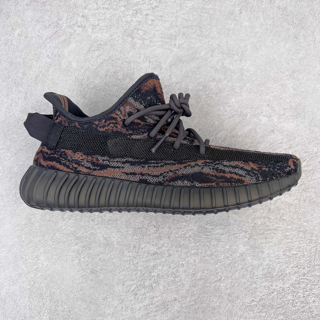 ＃純原Yeezy Boost 350 V2 黑色暴龍獸GW3774全套原楦原紙版原鞋開模完美打造採用辰元飛織魚絲網原廠面非進口機台大底原廠半透明RB巴斯夫滿釘大底原廠東莞百宏3M反光鞋帶質感一致原廠鑫成新粉原鞋墊LOGO膠漿印花鈦金針與高士馬克線針車精工打造一切遵循原廠指令單採購同源原材採購全套原廠進口材料原紙版原楦頭一切同源公司貨大幾率過驗混賣無壓力