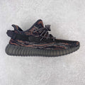 ＃純原Yeezy Boost 350 V2 黑色暴龍獸GW3774全套原楦原紙版原鞋開模完美打造採用辰元飛織魚絲網原廠面非進口機台大底原廠半透明RB巴斯夫滿釘大底原廠東莞百宏3M反光鞋帶質感一致原廠鑫成新粉原鞋墊LOGO膠漿印花鈦金針與高士馬克線針車精工打造一切遵循原廠指令單採購同源原材採購全套原廠進口材料原紙版原楦頭一切同源公司貨大幾率過驗混賣無壓力