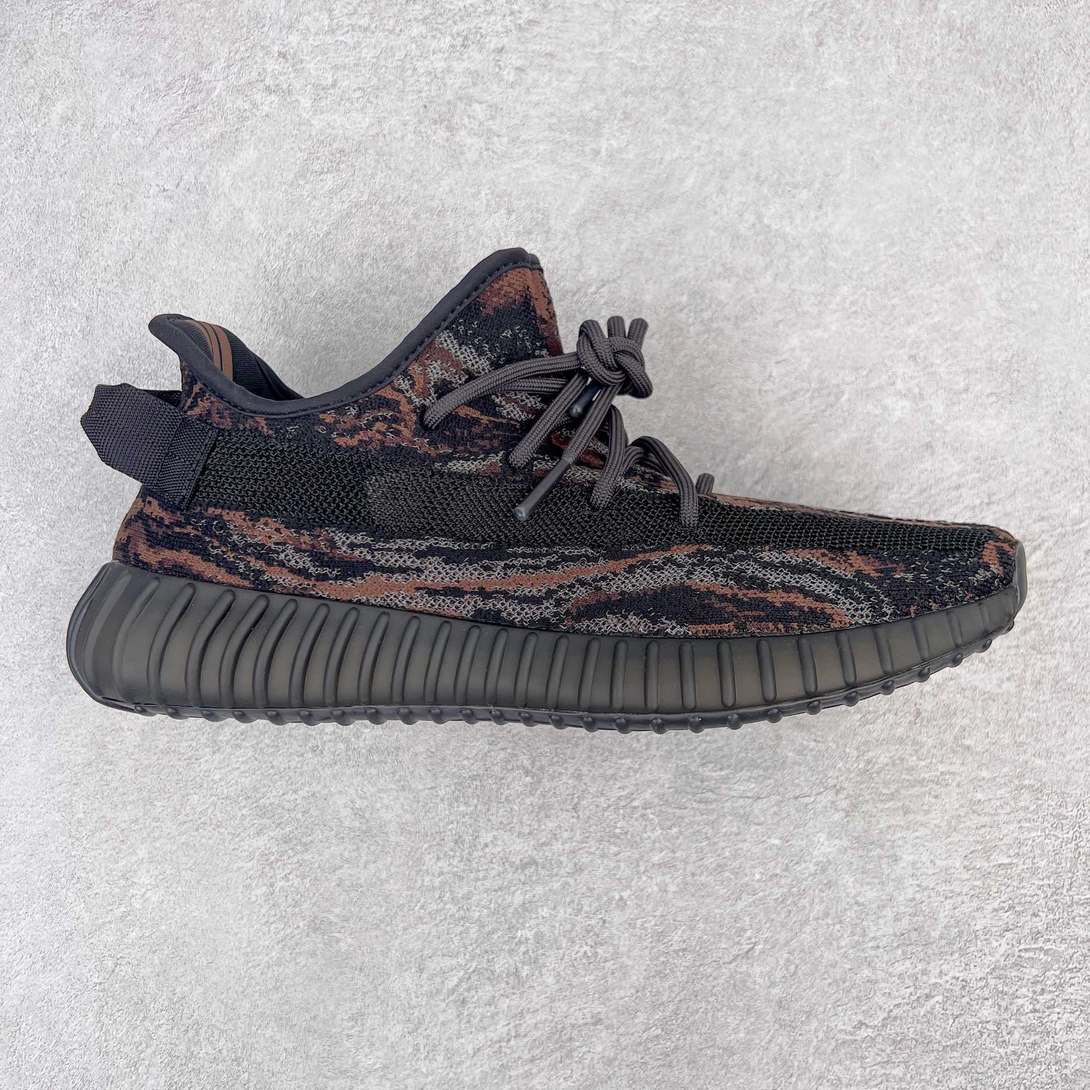 ＃純原Yeezy Boost 350 V2 黑色暴龍獸GW3774全套原楦原紙版原鞋開模完美打造採用辰元飛織魚絲網原廠面非進口機台大底原廠半透明RB巴斯夫滿釘大底原廠東莞百宏3M反光鞋帶質感一致原廠鑫成新粉原鞋墊LOGO膠漿印花鈦金針與高士馬克線針車精工打造一切遵循原廠指令單採購同源原材採購全套原廠進口材料原紙版原楦頭一切同源公司貨大幾率過驗混賣無壓力