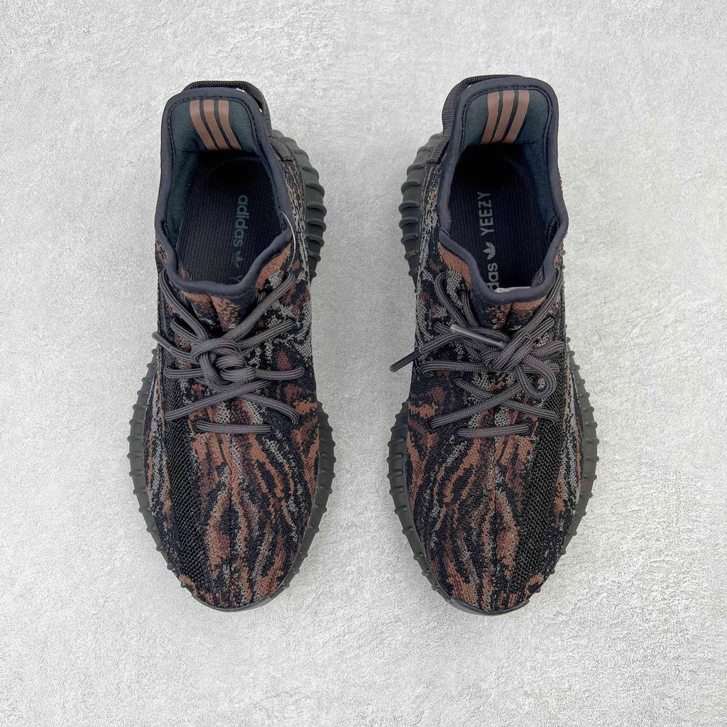 ＃純原Yeezy Boost 350 V2 黑色暴龍獸GW3774全套原楦原紙版原鞋開模完美打造採用辰元飛織魚絲網原廠面非進口機台大底原廠半透明RB巴斯夫滿釘大底原廠東莞百宏3M反光鞋帶質感一致原廠鑫成新粉原鞋墊LOGO膠漿印花鈦金針與高士馬克線針車精工打造一切遵循原廠指令單採購同源原材採購全套原廠進口材料原紙版原楦頭一切同源公司貨大幾率過驗混賣無壓力