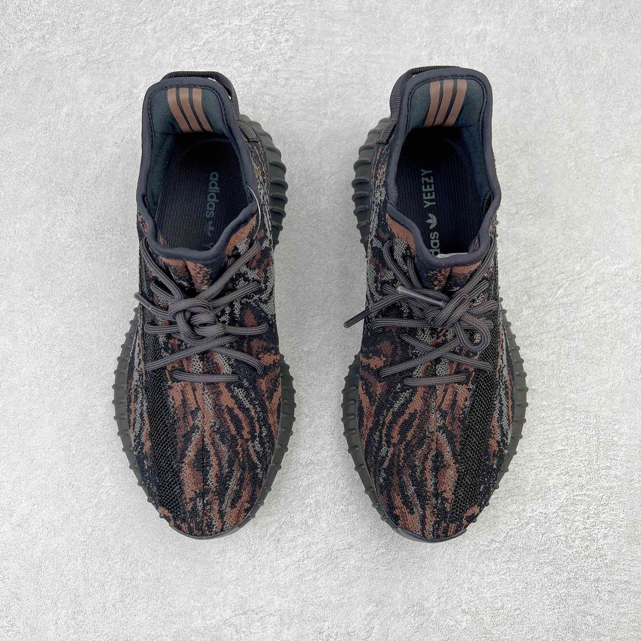 ＃純原Yeezy Boost 350 V2 黑色暴龍獸GW3774全套原楦原紙版原鞋開模完美打造採用辰元飛織魚絲網原廠面非進口機台大底原廠半透明RB巴斯夫滿釘大底原廠東莞百宏3M反光鞋帶質感一致原廠鑫成新粉原鞋墊LOGO膠漿印花鈦金針與高士馬克線針車精工打造一切遵循原廠指令單採購同源原材採購全套原廠進口材料原紙版原楦頭一切同源公司貨大幾率過驗混賣無壓力