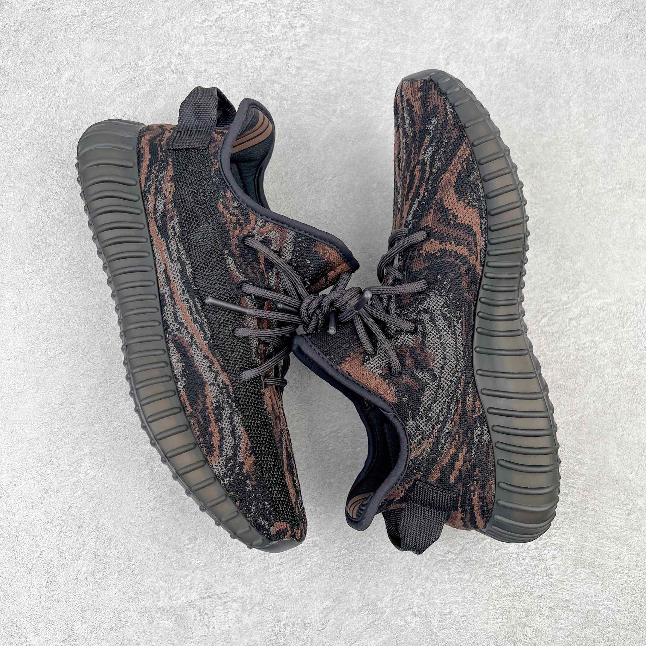＃純原Yeezy Boost 350 V2 黑色暴龍獸GW3774全套原楦原紙版原鞋開模完美打造採用辰元飛織魚絲網原廠面非進口機台大底原廠半透明RB巴斯夫滿釘大底原廠東莞百宏3M反光鞋帶質感一致原廠鑫成新粉原鞋墊LOGO膠漿印花鈦金針與高士馬克線針車精工打造一切遵循原廠指令單採購同源原材採購全套原廠進口材料原紙版原楦頭一切同源公司貨大幾率過驗混賣無壓力