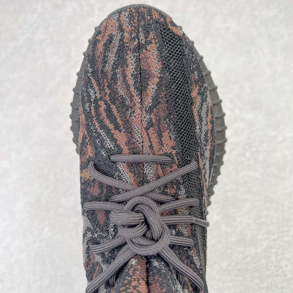 ＃純原Yeezy Boost 350 V2 黑色暴龍獸GW3774全套原楦原紙版原鞋開模完美打造採用辰元飛織魚絲網原廠面非進口機台大底原廠半透明RB巴斯夫滿釘大底原廠東莞百宏3M反光鞋帶質感一致原廠鑫成新粉原鞋墊LOGO膠漿印花鈦金針與高士馬克線針車精工打造一切遵循原廠指令單採購同源原材採購全套原廠進口材料原紙版原楦頭一切同源公司貨大幾率過驗混賣無壓力