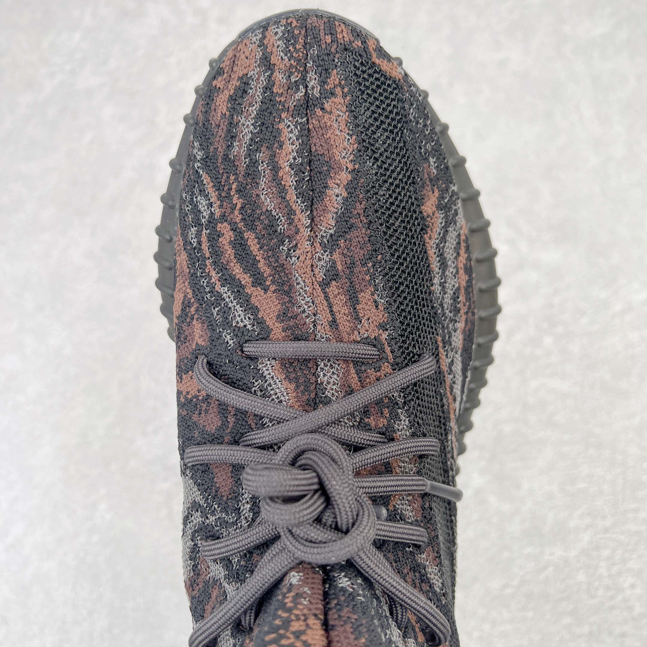 ＃純原Yeezy Boost 350 V2 黑色暴龍獸GW3774全套原楦原紙版原鞋開模完美打造採用辰元飛織魚絲網原廠面非進口機台大底原廠半透明RB巴斯夫滿釘大底原廠東莞百宏3M反光鞋帶質感一致原廠鑫成新粉原鞋墊LOGO膠漿印花鈦金針與高士馬克線針車精工打造一切遵循原廠指令單採購同源原材採購全套原廠進口材料原紙版原楦頭一切同源公司貨大幾率過驗混賣無壓力