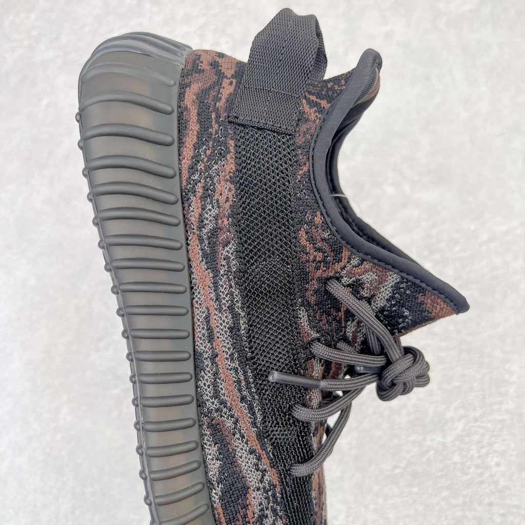 ＃純原Yeezy Boost 350 V2 黑色暴龍獸GW3774全套原楦原紙版原鞋開模完美打造採用辰元飛織魚絲網原廠面非進口機台大底原廠半透明RB巴斯夫滿釘大底原廠東莞百宏3M反光鞋帶質感一致原廠鑫成新粉原鞋墊LOGO膠漿印花鈦金針與高士馬克線針車精工打造一切遵循原廠指令單採購同源原材採購全套原廠進口材料原紙版原楦頭一切同源公司貨大幾率過驗混賣無壓力