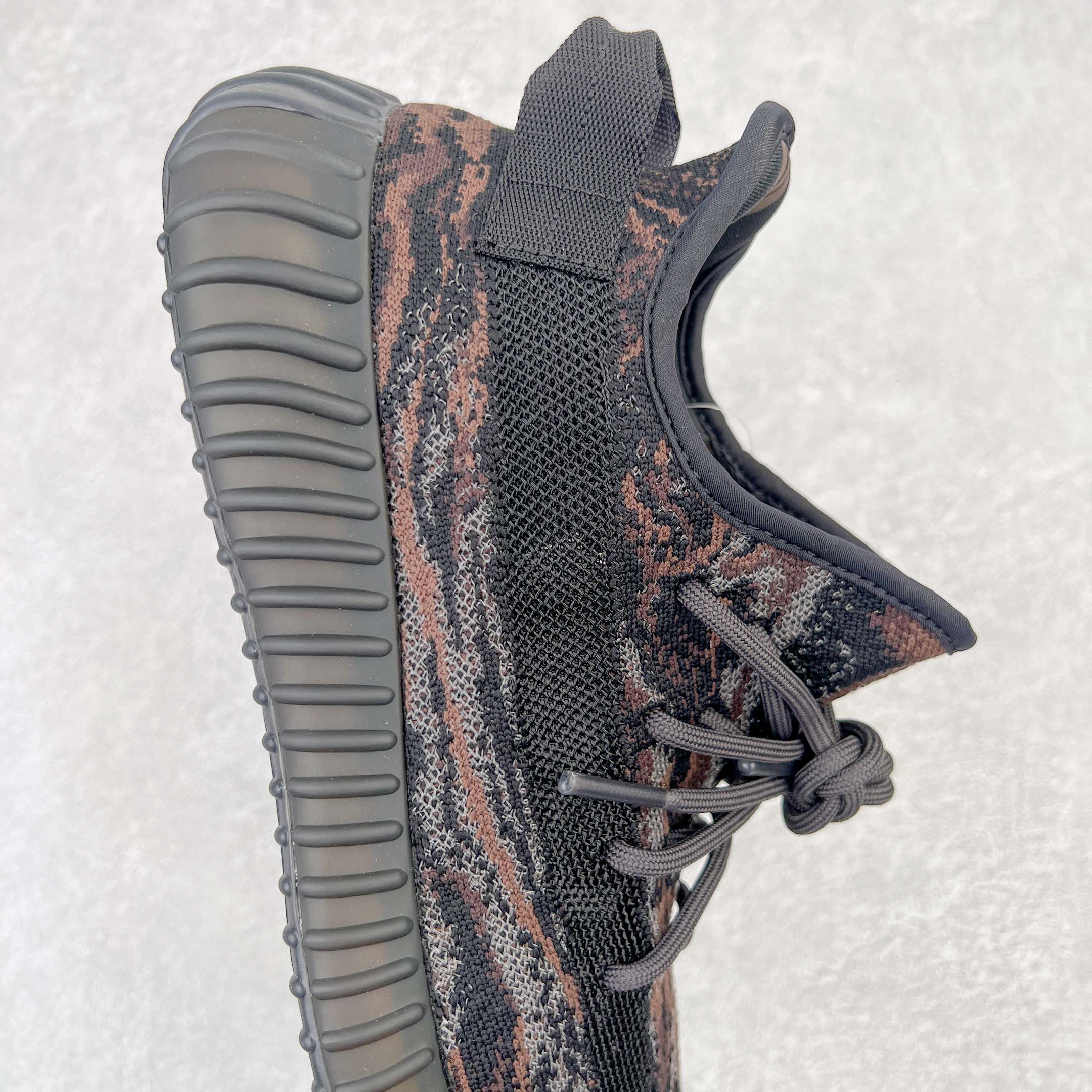 ＃純原Yeezy Boost 350 V2 黑色暴龍獸GW3774全套原楦原紙版原鞋開模完美打造採用辰元飛織魚絲網原廠面非進口機台大底原廠半透明RB巴斯夫滿釘大底原廠東莞百宏3M反光鞋帶質感一致原廠鑫成新粉原鞋墊LOGO膠漿印花鈦金針與高士馬克線針車精工打造一切遵循原廠指令單採購同源原材採購全套原廠進口材料原紙版原楦頭一切同源公司貨大幾率過驗混賣無壓力