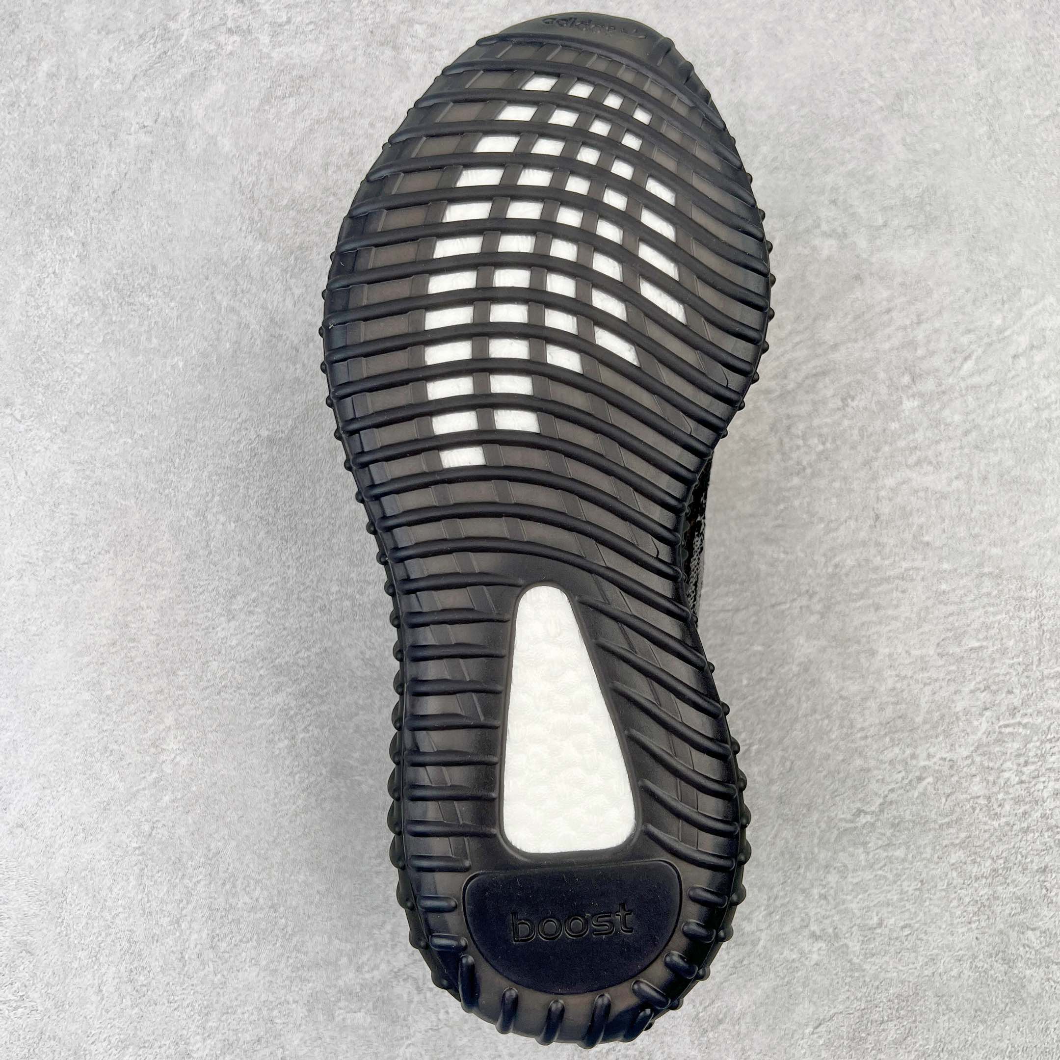 ＃純原Yeezy Boost 350 V2 黑色暴龍獸GW3774全套原楦原紙版原鞋開模完美打造採用辰元飛織魚絲網原廠面非進口機台大底原廠半透明RB巴斯夫滿釘大底原廠東莞百宏3M反光鞋帶質感一致原廠鑫成新粉原鞋墊LOGO膠漿印花鈦金針與高士馬克線針車精工打造一切遵循原廠指令單採購同源原材採購全套原廠進口材料原紙版原楦頭一切同源公司貨大幾率過驗混賣無壓力