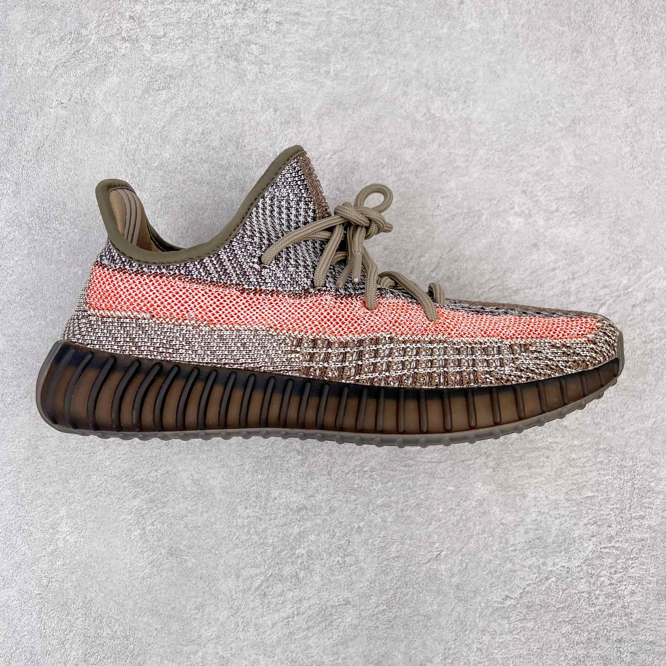 ＃純原Yeezy Boost 350 V2 火山灰GW0089全套原楦原紙版原鞋開模完美打造採用辰元飛織魚絲網原廠面非進口機台大底原廠半透明RB巴斯夫滿釘大底原廠東莞百宏3M反光鞋帶質感一致原廠鑫成新粉原鞋墊LOGO膠漿印花鈦金針與高士馬克線針車精工打造一切遵循原廠指令單採購同源原材採購全套原廠進口材料原紙版原楦頭一切同源公司貨大幾率過驗混賣無壓力‼