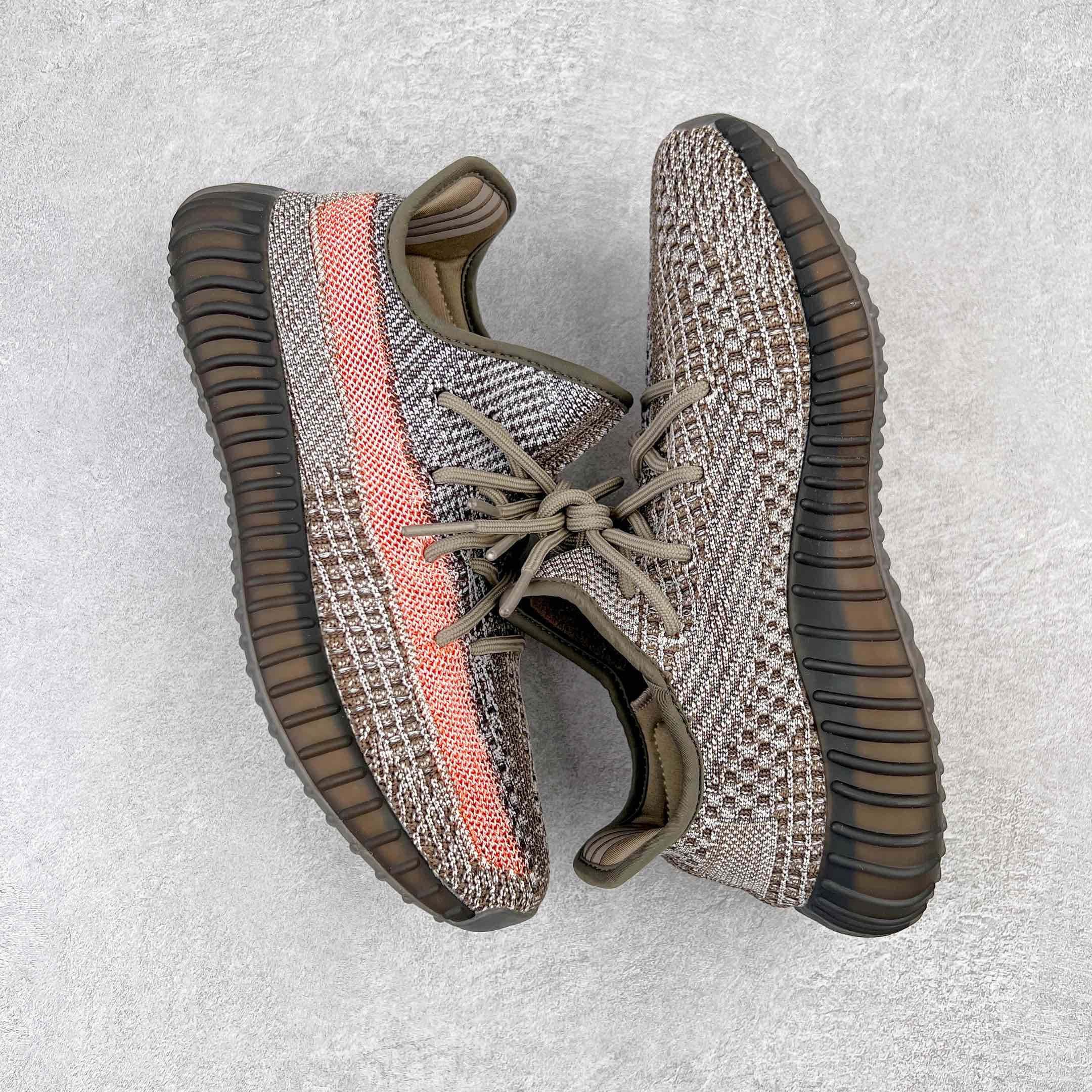 ＃純原Yeezy Boost 350 V2 火山灰GW0089全套原楦原紙版原鞋開模完美打造採用辰元飛織魚絲網原廠面非進口機台大底原廠半透明RB巴斯夫滿釘大底原廠東莞百宏3M反光鞋帶質感一致原廠鑫成新粉原鞋墊LOGO膠漿印花鈦金針與高士馬克線針車精工打造一切遵循原廠指令單採購同源原材採購全套原廠進口材料原紙版原楦頭一切同源公司貨大幾率過驗混賣無壓力‼