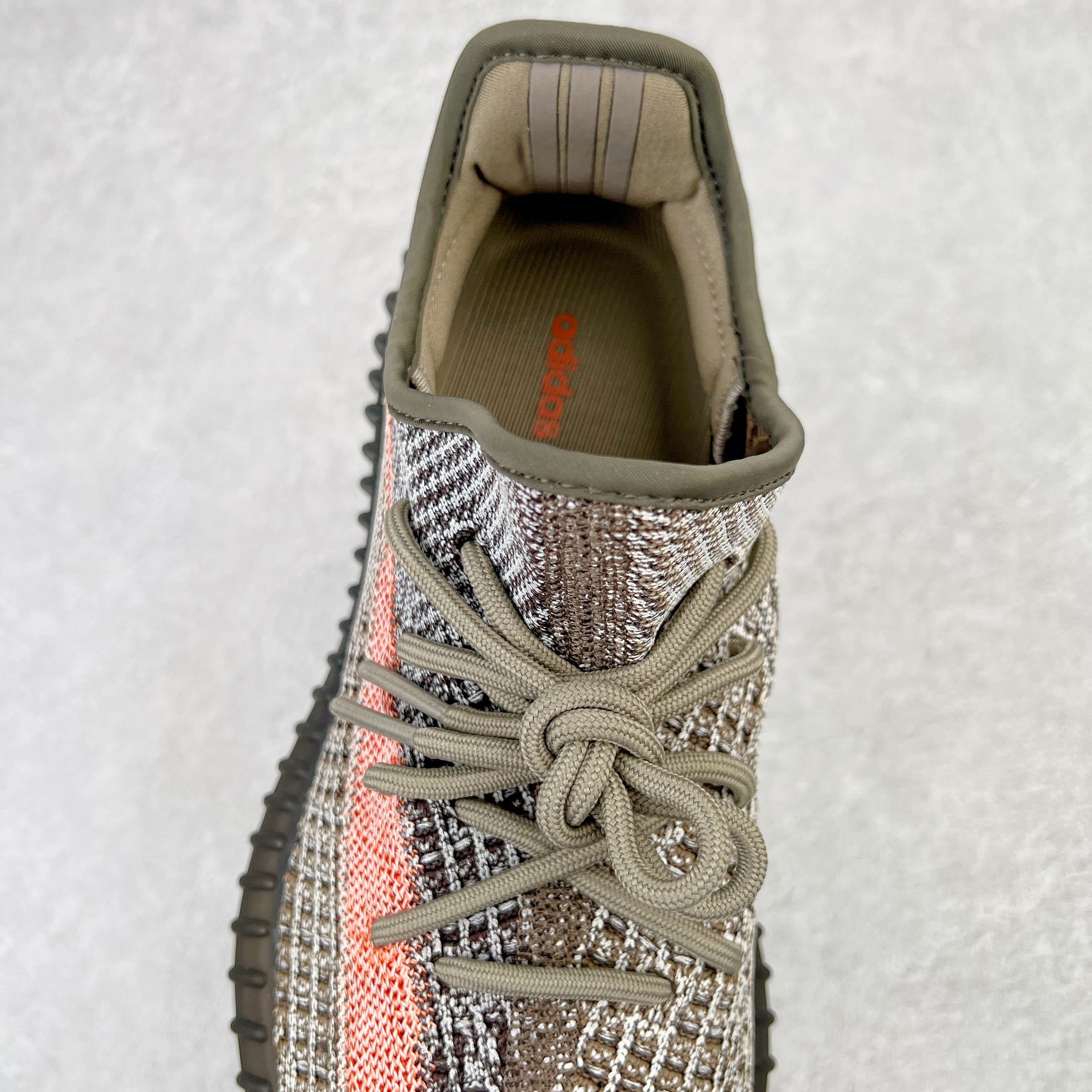 ＃純原Yeezy Boost 350 V2 火山灰GW0089全套原楦原紙版原鞋開模完美打造採用辰元飛織魚絲網原廠面非進口機台大底原廠半透明RB巴斯夫滿釘大底原廠東莞百宏3M反光鞋帶質感一致原廠鑫成新粉原鞋墊LOGO膠漿印花鈦金針與高士馬克線針車精工打造一切遵循原廠指令單採購同源原材採購全套原廠進口材料原紙版原楦頭一切同源公司貨大幾率過驗混賣無壓力‼