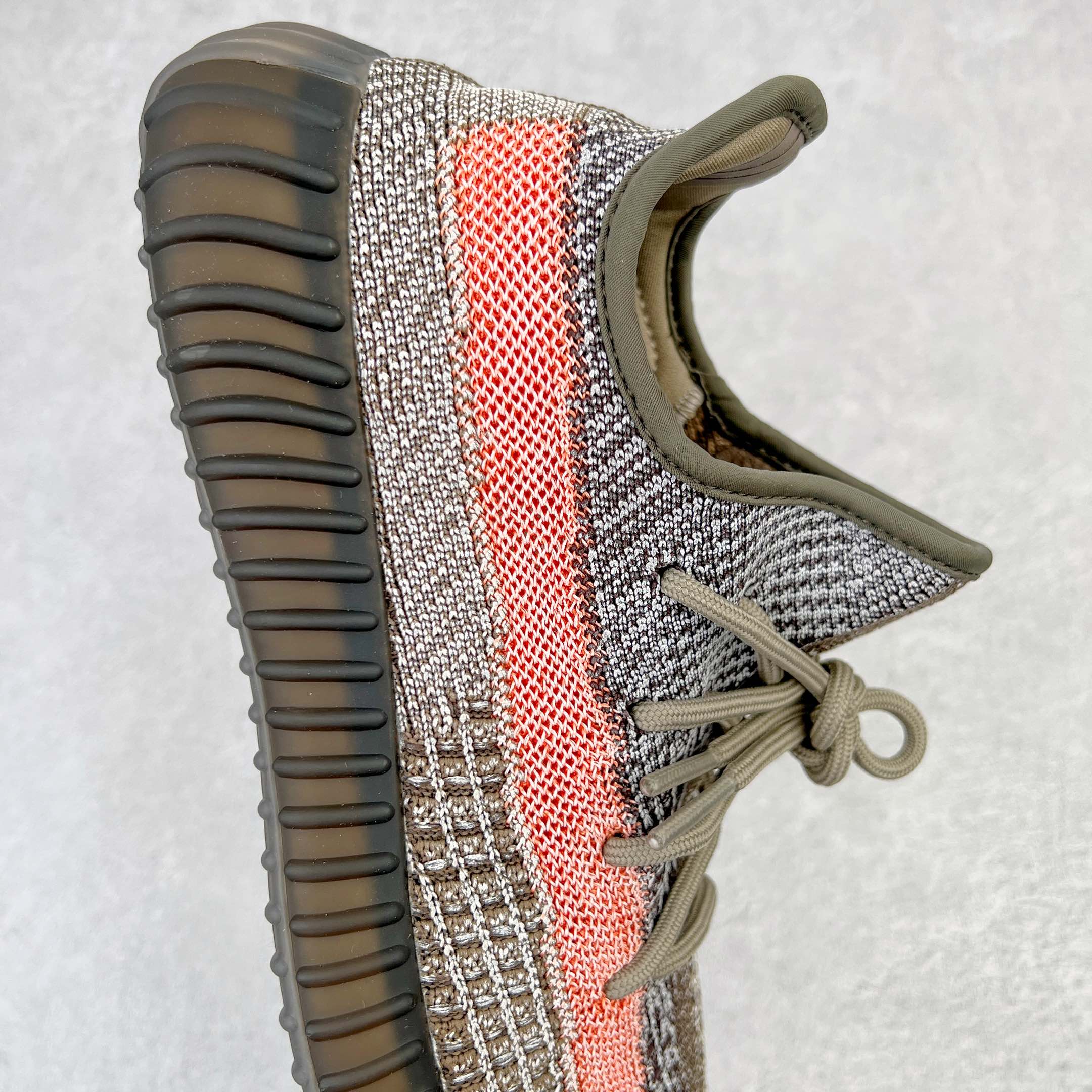 ＃純原Yeezy Boost 350 V2 火山灰GW0089全套原楦原紙版原鞋開模完美打造採用辰元飛織魚絲網原廠面非進口機台大底原廠半透明RB巴斯夫滿釘大底原廠東莞百宏3M反光鞋帶質感一致原廠鑫成新粉原鞋墊LOGO膠漿印花鈦金針與高士馬克線針車精工打造一切遵循原廠指令單採購同源原材採購全套原廠進口材料原紙版原楦頭一切同源公司貨大幾率過驗混賣無壓力‼
