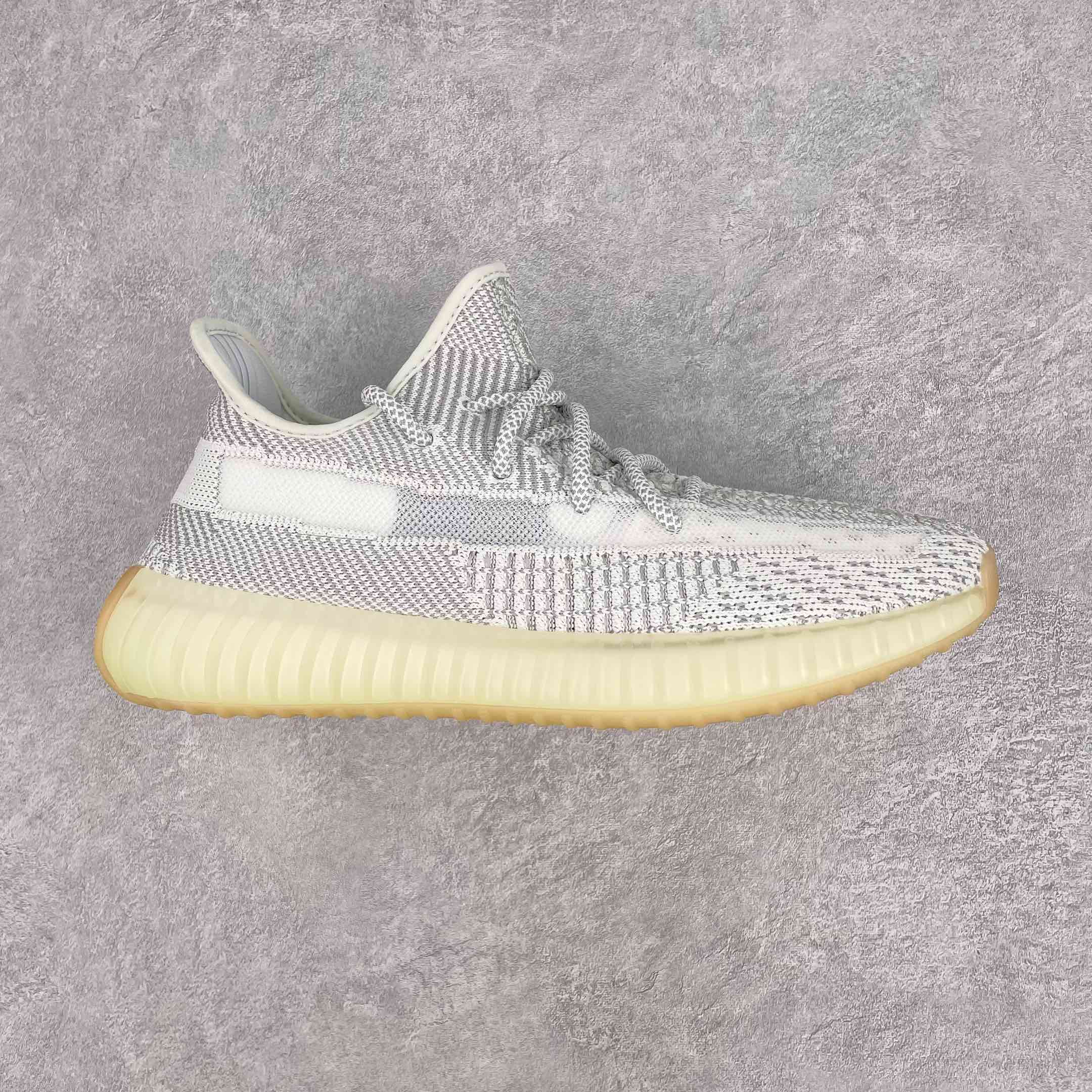 純原版本Yeezy Boost 350 V2 灰天使貨號：FX4348全套原楦原紙版原鞋開模完美打造採用辰元飛織魚絲網原廠面非進口機台大底原廠半透明RB巴斯夫滿釘大底原廠東莞百宏3M反光鞋帶質感一致原廠鑫成新粉原鞋墊LOGO膠漿印花鈦金針與高士馬克線針車精工打造一切遵循原廠指令單採購同源原材採購全套原廠進口材料原紙版原楦頭一切同源公司大幾率過驗混賣無壓力‼ ️