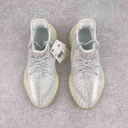 純原版本Yeezy Boost 350 V2 灰天使貨號：FX4348全套原楦原紙版原鞋開模完美打造採用辰元飛織魚絲網原廠面非進口機台大底原廠半透明RB巴斯夫滿釘大底原廠東莞百宏3M反光鞋帶質感一致原廠鑫成新粉原鞋墊LOGO膠漿印花鈦金針與高士馬克線針車精工打造一切遵循原廠指令單採購同源原材採購全套原廠進口材料原紙版原楦頭一切同源公司大幾率過驗混賣無壓力‼ ️