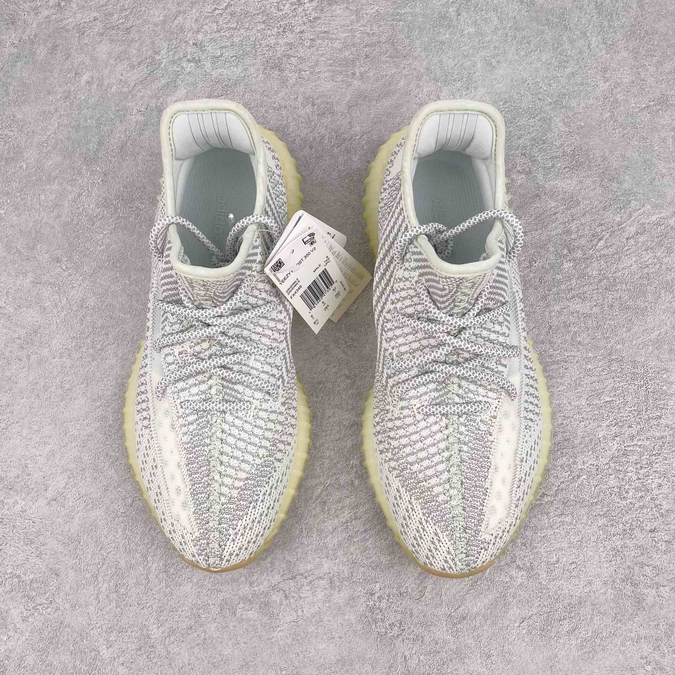 純原版本Yeezy Boost 350 V2 灰天使貨號：FX4348全套原楦原紙版原鞋開模完美打造採用辰元飛織魚絲網原廠面非進口機台大底原廠半透明RB巴斯夫滿釘大底原廠東莞百宏3M反光鞋帶質感一致原廠鑫成新粉原鞋墊LOGO膠漿印花鈦金針與高士馬克線針車精工打造一切遵循原廠指令單採購同源原材採購全套原廠進口材料原紙版原楦頭一切同源公司大幾率過驗混賣無壓力‼ ️