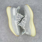 純原版本Yeezy Boost 350 V2 灰天使貨號：FX4348全套原楦原紙版原鞋開模完美打造採用辰元飛織魚絲網原廠面非進口機台大底原廠半透明RB巴斯夫滿釘大底原廠東莞百宏3M反光鞋帶質感一致原廠鑫成新粉原鞋墊LOGO膠漿印花鈦金針與高士馬克線針車精工打造一切遵循原廠指令單採購同源原材採購全套原廠進口材料原紙版原楦頭一切同源公司大幾率過驗混賣無壓力‼ ️