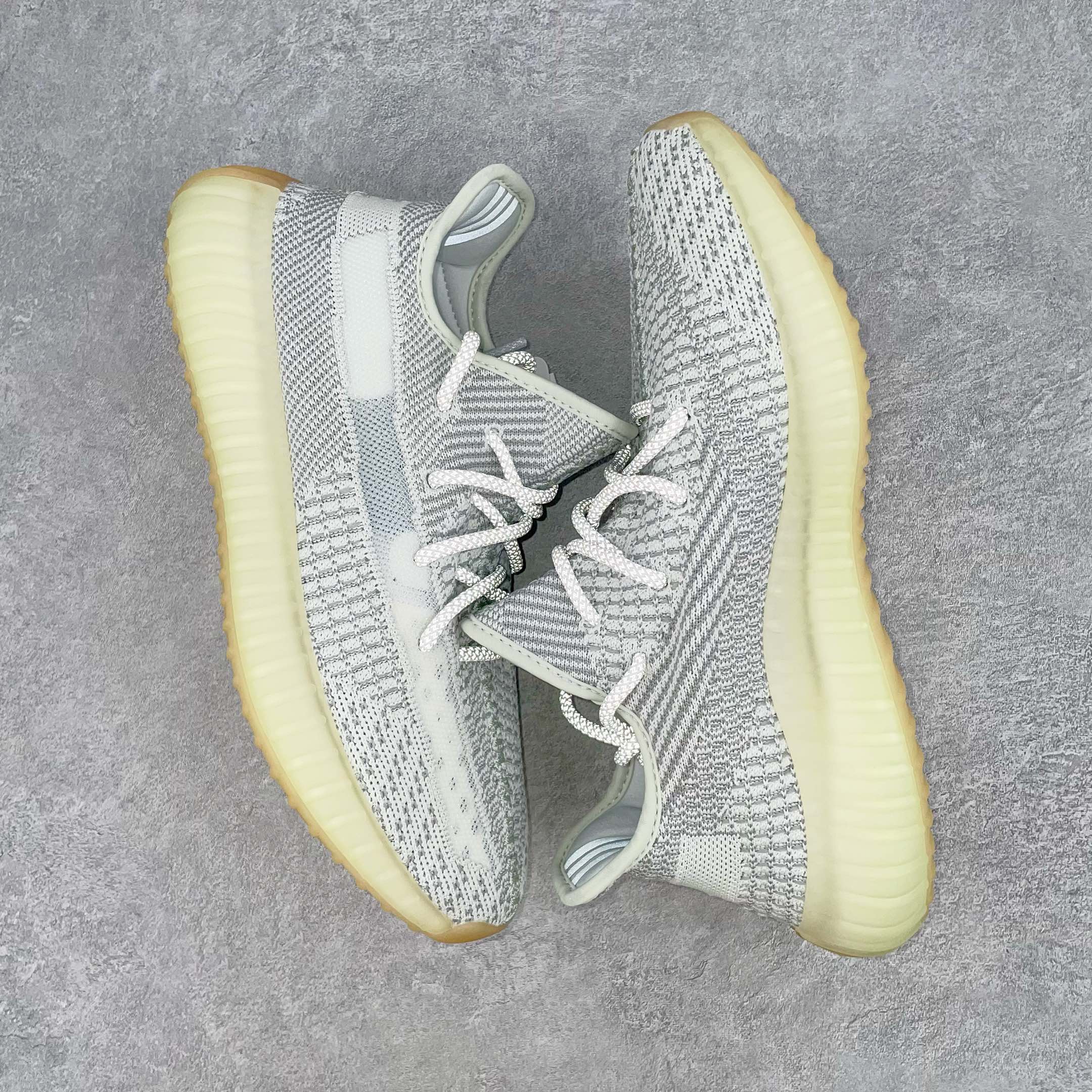 純原版本Yeezy Boost 350 V2 灰天使貨號：FX4348全套原楦原紙版原鞋開模完美打造採用辰元飛織魚絲網原廠面非進口機台大底原廠半透明RB巴斯夫滿釘大底原廠東莞百宏3M反光鞋帶質感一致原廠鑫成新粉原鞋墊LOGO膠漿印花鈦金針與高士馬克線針車精工打造一切遵循原廠指令單採購同源原材採購全套原廠進口材料原紙版原楦頭一切同源公司大幾率過驗混賣無壓力‼ ️