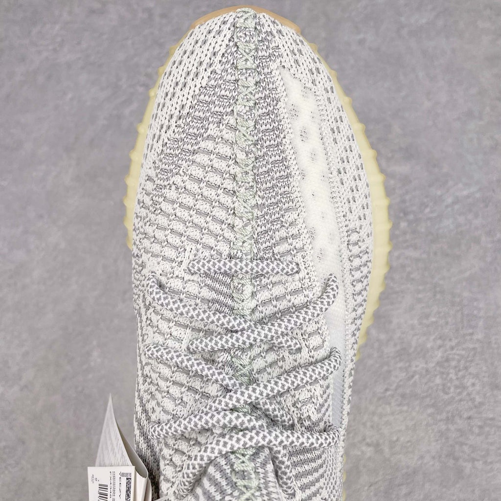純原版本Yeezy Boost 350 V2 灰天使貨號：FX4348全套原楦原紙版原鞋開模完美打造採用辰元飛織魚絲網原廠面非進口機台大底原廠半透明RB巴斯夫滿釘大底原廠東莞百宏3M反光鞋帶質感一致原廠鑫成新粉原鞋墊LOGO膠漿印花鈦金針與高士馬克線針車精工打造一切遵循原廠指令單採購同源原材採購全套原廠進口材料原紙版原楦頭一切同源公司大幾率過驗混賣無壓力‼ ️