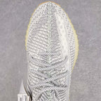 純原版本Yeezy Boost 350 V2 灰天使貨號：FX4348全套原楦原紙版原鞋開模完美打造採用辰元飛織魚絲網原廠面非進口機台大底原廠半透明RB巴斯夫滿釘大底原廠東莞百宏3M反光鞋帶質感一致原廠鑫成新粉原鞋墊LOGO膠漿印花鈦金針與高士馬克線針車精工打造一切遵循原廠指令單採購同源原材採購全套原廠進口材料原紙版原楦頭一切同源公司大幾率過驗混賣無壓力‼ ️
