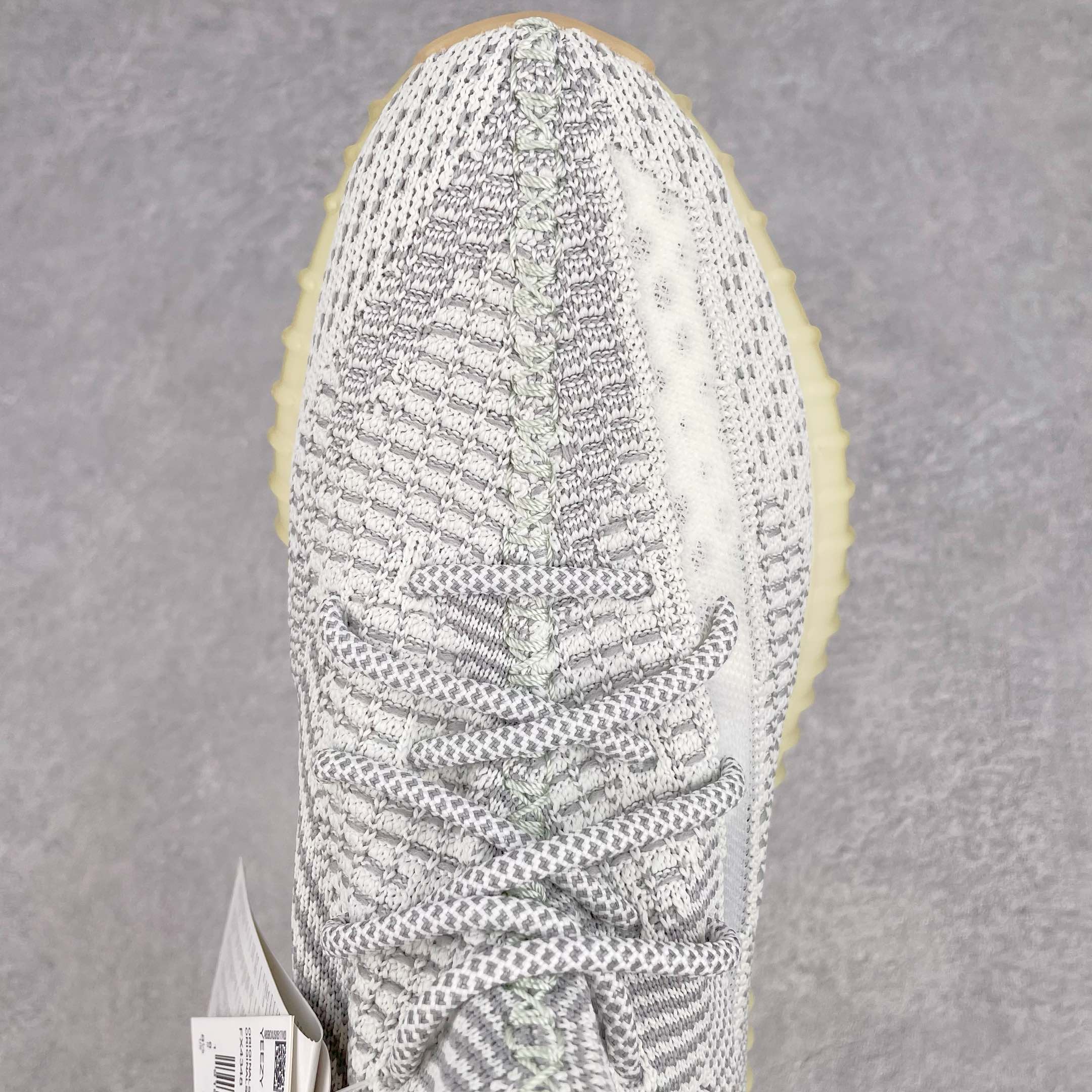 純原版本Yeezy Boost 350 V2 灰天使貨號：FX4348全套原楦原紙版原鞋開模完美打造採用辰元飛織魚絲網原廠面非進口機台大底原廠半透明RB巴斯夫滿釘大底原廠東莞百宏3M反光鞋帶質感一致原廠鑫成新粉原鞋墊LOGO膠漿印花鈦金針與高士馬克線針車精工打造一切遵循原廠指令單採購同源原材採購全套原廠進口材料原紙版原楦頭一切同源公司大幾率過驗混賣無壓力‼ ️