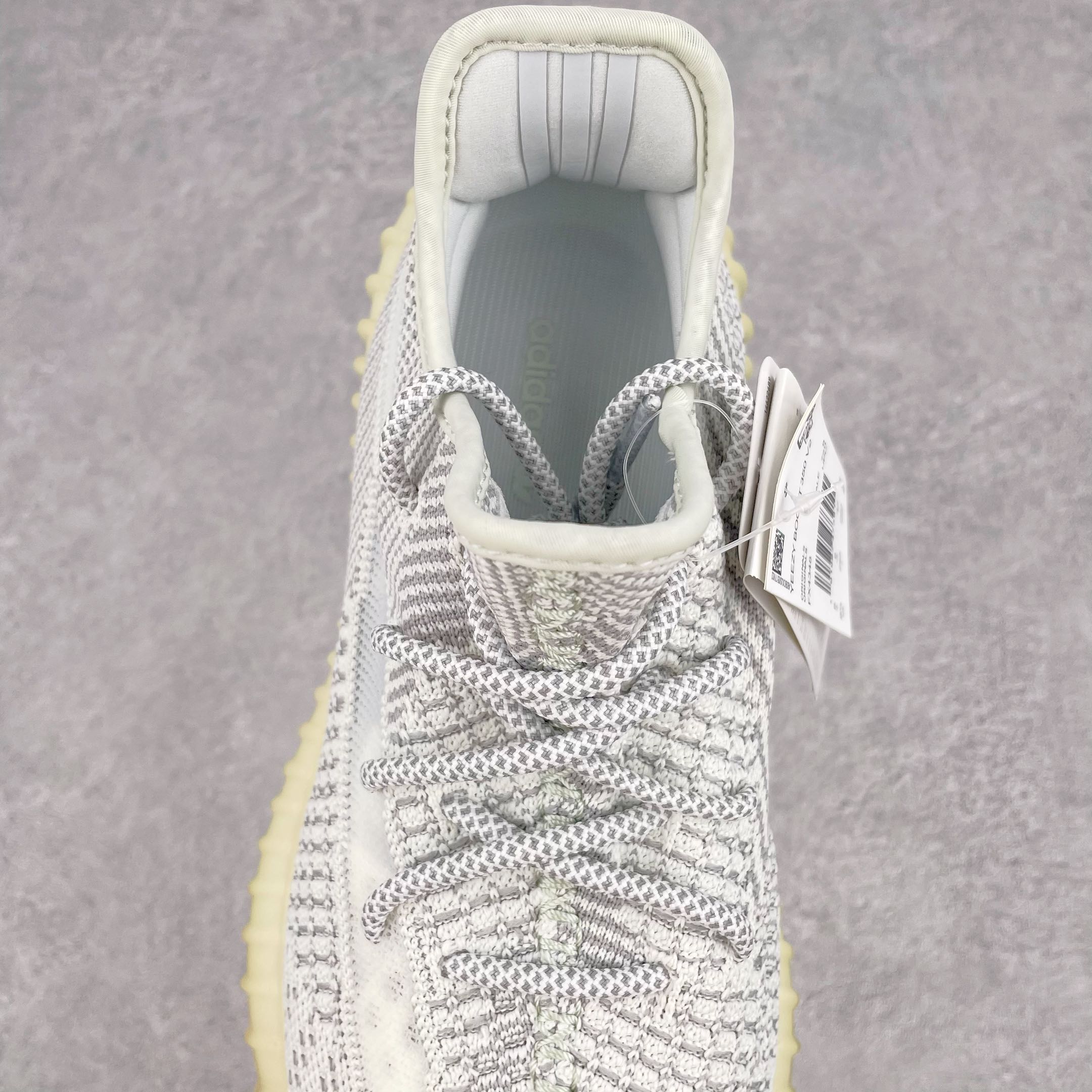 純原版本Yeezy Boost 350 V2 灰天使貨號：FX4348全套原楦原紙版原鞋開模完美打造採用辰元飛織魚絲網原廠面非進口機台大底原廠半透明RB巴斯夫滿釘大底原廠東莞百宏3M反光鞋帶質感一致原廠鑫成新粉原鞋墊LOGO膠漿印花鈦金針與高士馬克線針車精工打造一切遵循原廠指令單採購同源原材採購全套原廠進口材料原紙版原楦頭一切同源公司大幾率過驗混賣無壓力‼ ️