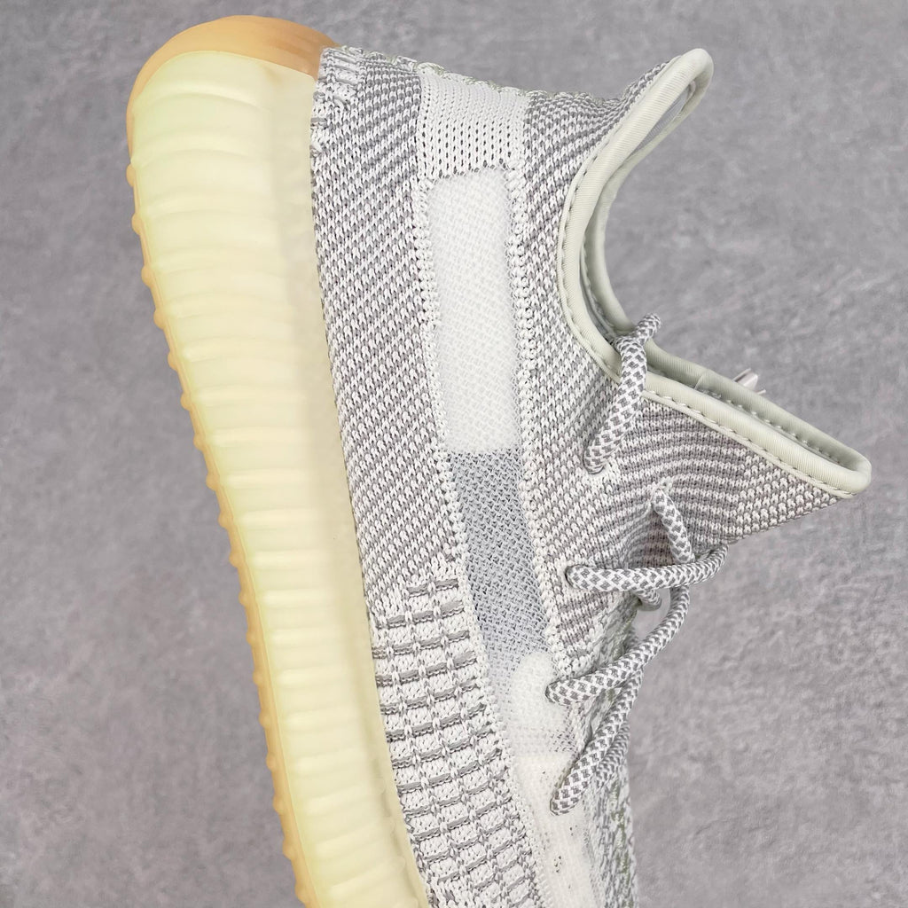 純原版本Yeezy Boost 350 V2 灰天使貨號：FX4348全套原楦原紙版原鞋開模完美打造採用辰元飛織魚絲網原廠面非進口機台大底原廠半透明RB巴斯夫滿釘大底原廠東莞百宏3M反光鞋帶質感一致原廠鑫成新粉原鞋墊LOGO膠漿印花鈦金針與高士馬克線針車精工打造一切遵循原廠指令單採購同源原材採購全套原廠進口材料原紙版原楦頭一切同源公司大幾率過驗混賣無壓力‼ ️