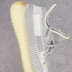 純原版本Yeezy Boost 350 V2 灰天使貨號：FX4348全套原楦原紙版原鞋開模完美打造採用辰元飛織魚絲網原廠面非進口機台大底原廠半透明RB巴斯夫滿釘大底原廠東莞百宏3M反光鞋帶質感一致原廠鑫成新粉原鞋墊LOGO膠漿印花鈦金針與高士馬克線針車精工打造一切遵循原廠指令單採購同源原材採購全套原廠進口材料原紙版原楦頭一切同源公司大幾率過驗混賣無壓力‼ ️