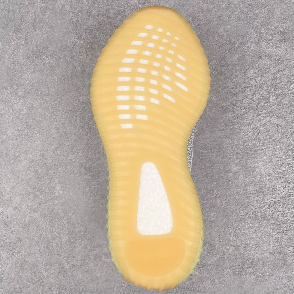 純原版本Yeezy Boost 350 V2 灰天使貨號：FX4348全套原楦原紙版原鞋開模完美打造採用辰元飛織魚絲網原廠面非進口機台大底原廠半透明RB巴斯夫滿釘大底原廠東莞百宏3M反光鞋帶質感一致原廠鑫成新粉原鞋墊LOGO膠漿印花鈦金針與高士馬克線針車精工打造一切遵循原廠指令單採購同源原材採購全套原廠進口材料原紙版原楦頭一切同源公司大幾率過驗混賣無壓力‼ ️
