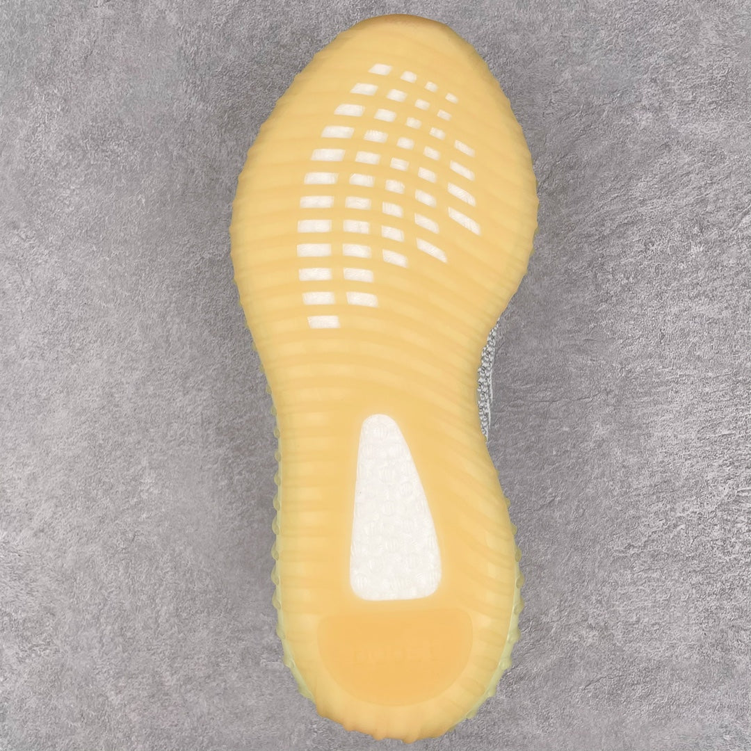 純原版本Yeezy Boost 350 V2 灰天使貨號：FX4348全套原楦原紙版原鞋開模完美打造採用辰元飛織魚絲網原廠面非進口機台大底原廠半透明RB巴斯夫滿釘大底原廠東莞百宏3M反光鞋帶質感一致原廠鑫成新粉原鞋墊LOGO膠漿印花鈦金針與高士馬克線針車精工打造一切遵循原廠指令單採購同源原材採購全套原廠進口材料原紙版原楦頭一切同源公司大幾率過驗混賣無壓力‼ ️