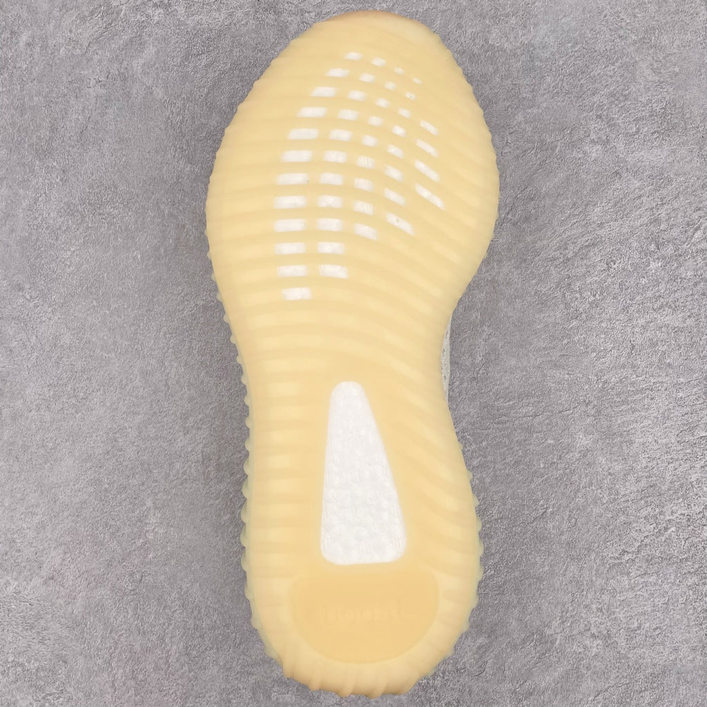 純原版本Yeezy Boost 350 V2 溫變貨號：GY3438全套原楦原紙版原鞋開模完美打造採用辰元飛織魚絲網原廠面非進口機台大底原廠半透明RB巴斯夫滿釘大底原廠東莞百宏3M反光鞋帶質感一致原廠鑫成新粉原鞋墊LOGO膠漿印花鈦金針與高士馬克線針車精工打造一切遵循原廠指令單採購同源原材採購全套原廠進口材料原紙版原楦頭一切同源公司大幾率過驗混賣無壓力