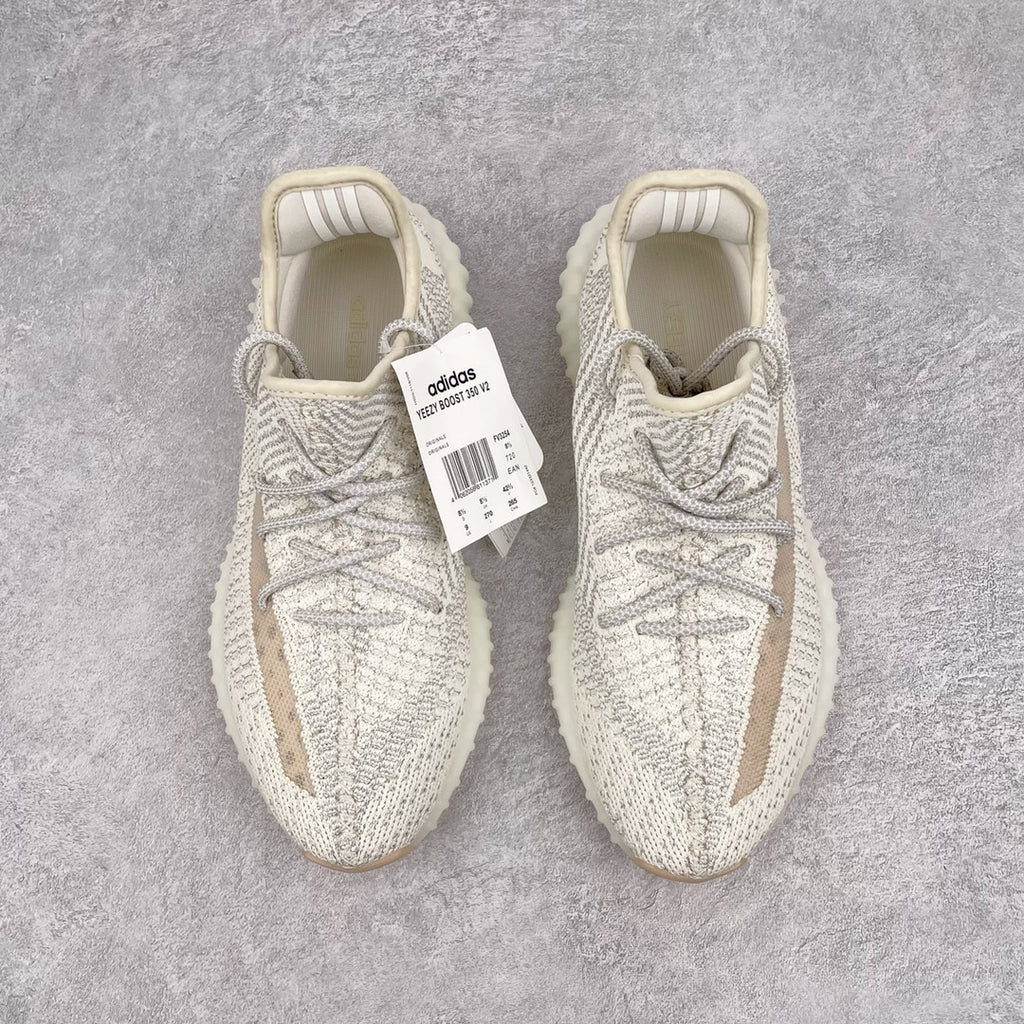 純原版Yeezy Boost 350 V2 須白滿天星貨號：FV3254全套原楦原紙版原鞋開模完美打造採用辰元飛織魚絲網原廠面非進口機台大底原廠半透明RB巴斯夫滿釘大底原廠東莞百宏3M反光鞋帶質感一致原廠鑫成新粉原鞋墊LOGO膠漿印花鈦金針與高士馬克線針車精工打造一切遵循原廠指令單採購同源原材採購全套原廠進口材料原紙版原楦頭一切同源公司大幾率過驗混賣無壓力‼ ️