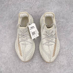 純原版Yeezy Boost 350 V2 須白滿天星貨號：FV3254全套原楦原紙版原鞋開模完美打造採用辰元飛織魚絲網原廠面非進口機台大底原廠半透明RB巴斯夫滿釘大底原廠東莞百宏3M反光鞋帶質感一致原廠鑫成新粉原鞋墊LOGO膠漿印花鈦金針與高士馬克線針車精工打造一切遵循原廠指令單採購同源原材採購全套原廠進口材料原紙版原楦頭一切同源公司大幾率過驗混賣無壓力‼ ️